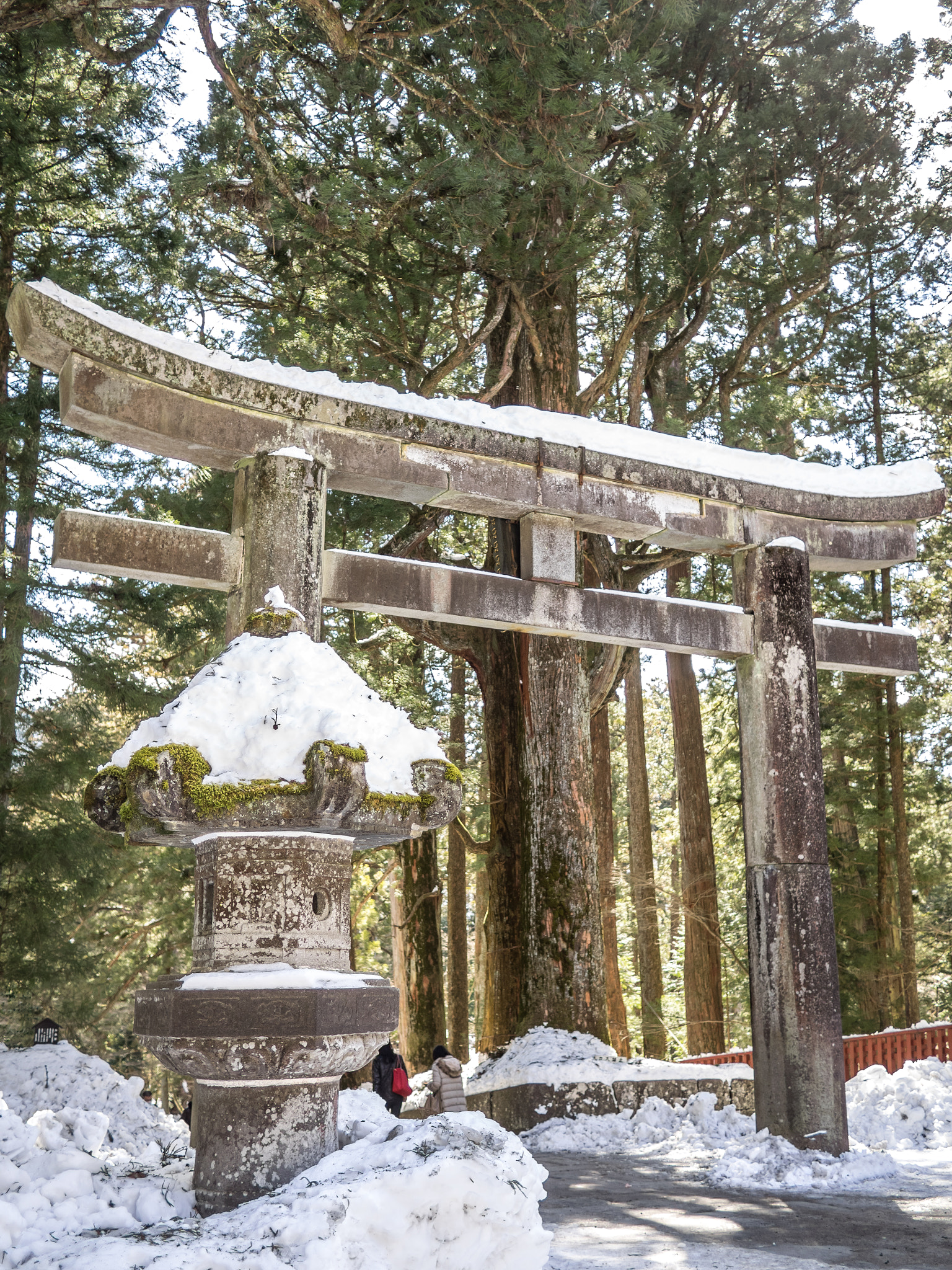Olympus OM-D E-M1 + Panasonic Lumix G 20mm F1.7 ASPH sample photo. The lantern of the nikko main gate photography