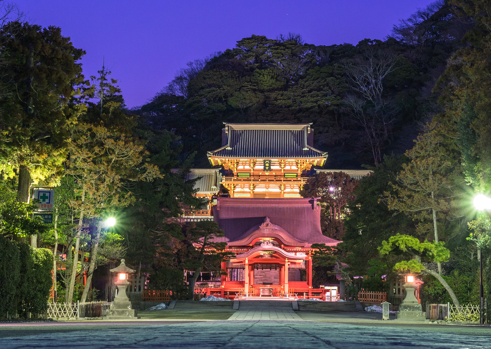 Panasonic Lumix DMC-G5 + Olympus M.Zuiko Digital 45mm F1.8 sample photo. Night at the shrine photography