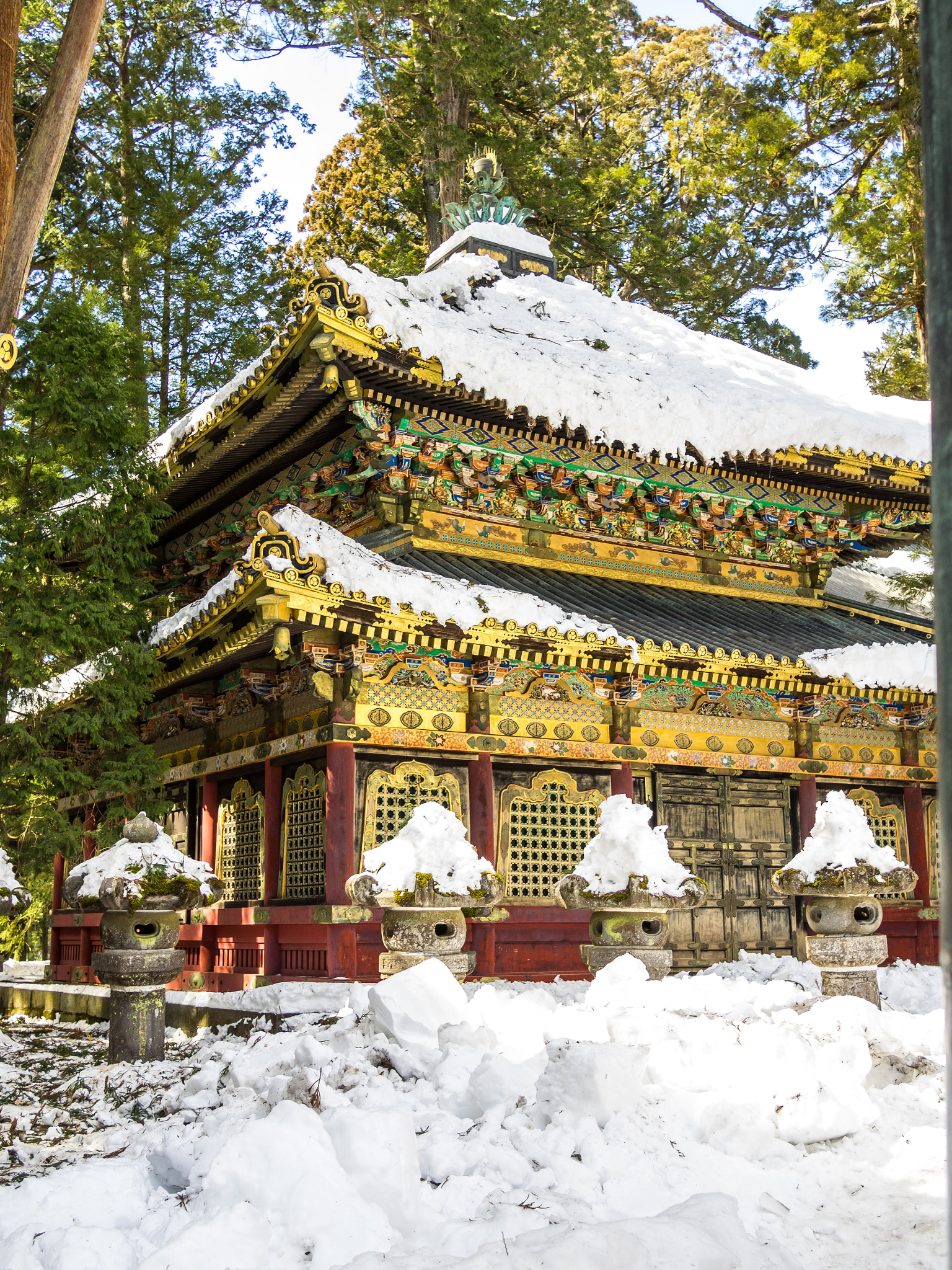 Olympus OM-D E-M1 + Panasonic Lumix G 20mm F1.7 ASPH sample photo. Wood building in toshogu shrine complex in nikko, japan photography