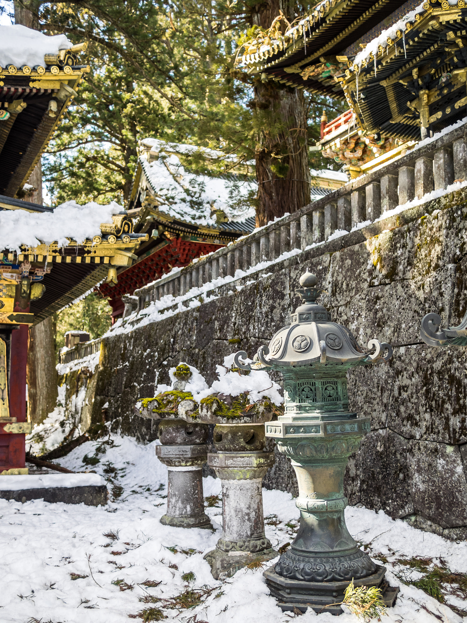 Olympus OM-D E-M1 + Panasonic Lumix G 20mm F1.7 ASPH sample photo. Metal lanterns in nikko, japan photography