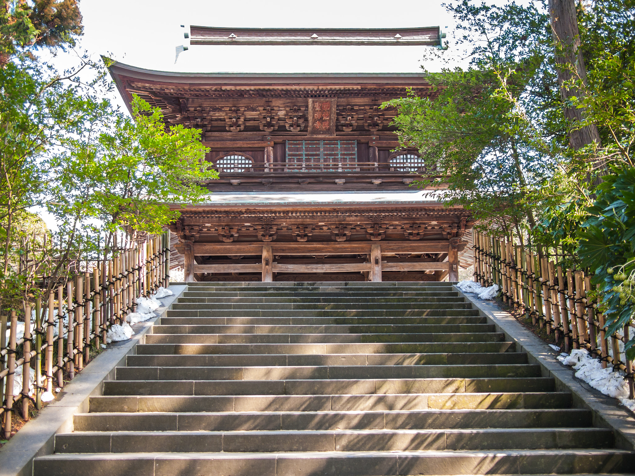 Olympus PEN E-P1 + Panasonic Lumix G 20mm F1.7 ASPH sample photo. Engaku ji entrance building photography