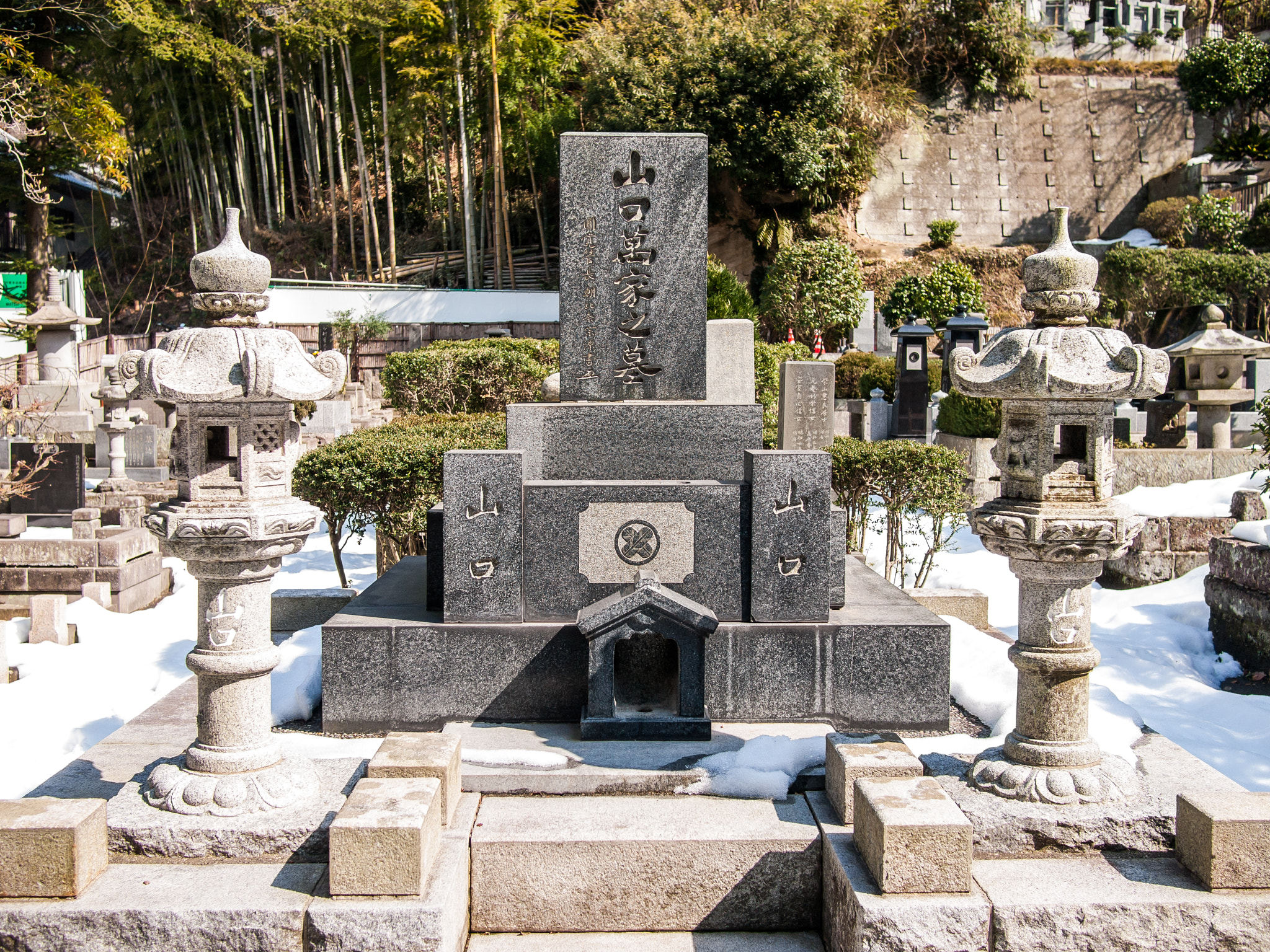 Olympus PEN E-P1 + Panasonic Lumix G 20mm F1.7 ASPH sample photo. Japanese grave photography