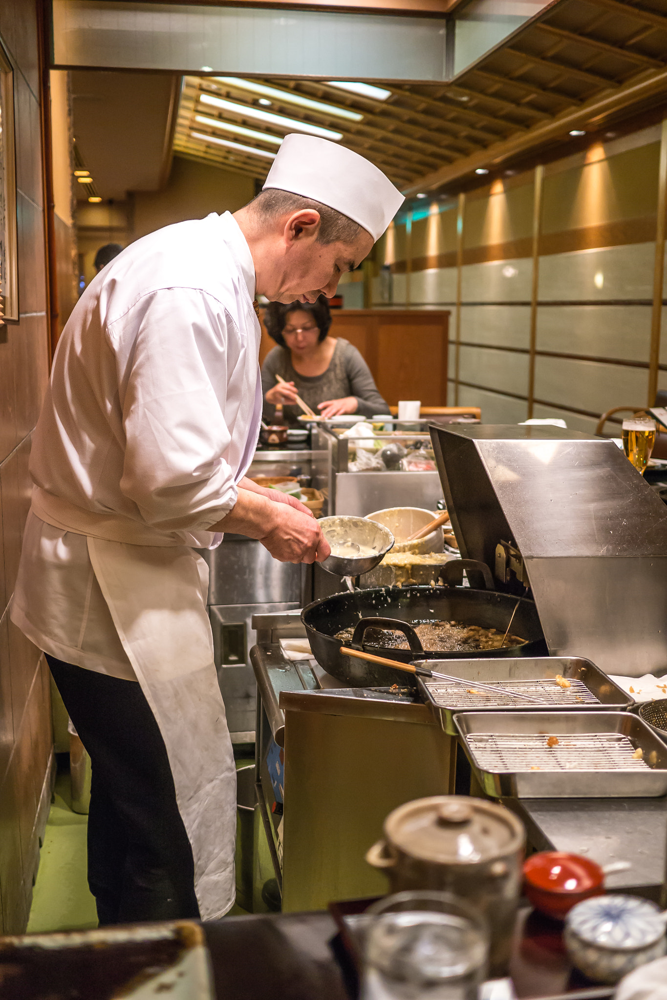 Panasonic Lumix DMC-G5 + Panasonic Lumix G 20mm F1.7 ASPH sample photo. Japanese chef cooking tempura in kyoto, japan photography