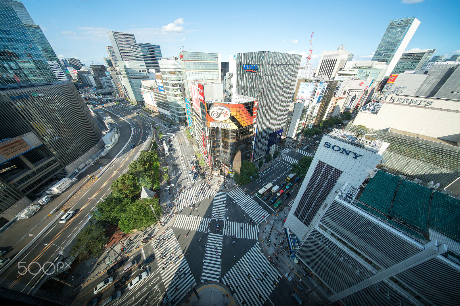 Sony a7R II + Voigtlander HELIAR-HYPER WIDE 10mm F5.6 sample photo. Ginza photography