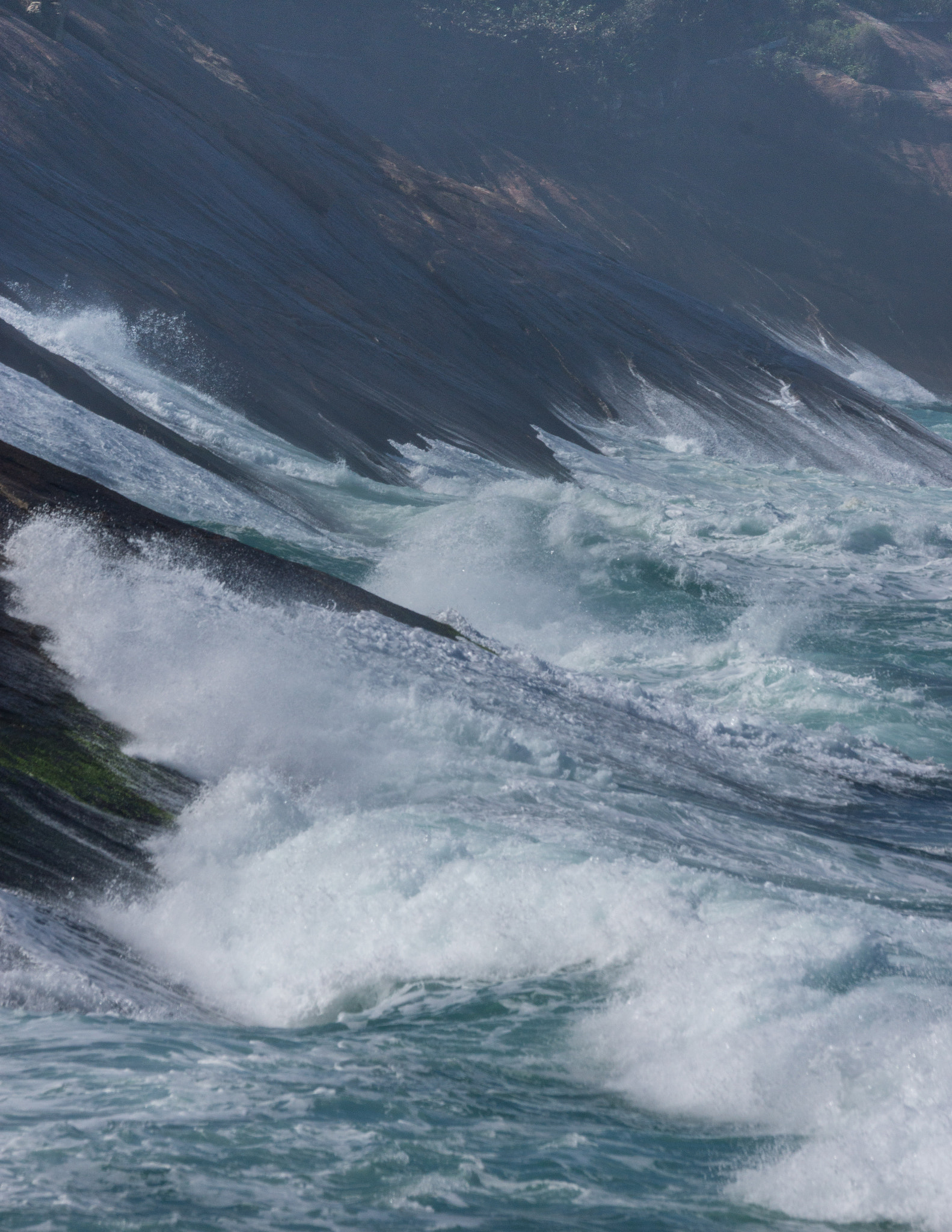 Sony 70-300mm F4.5-5.6 G SSM sample photo. Breaking waves climbing rock photography