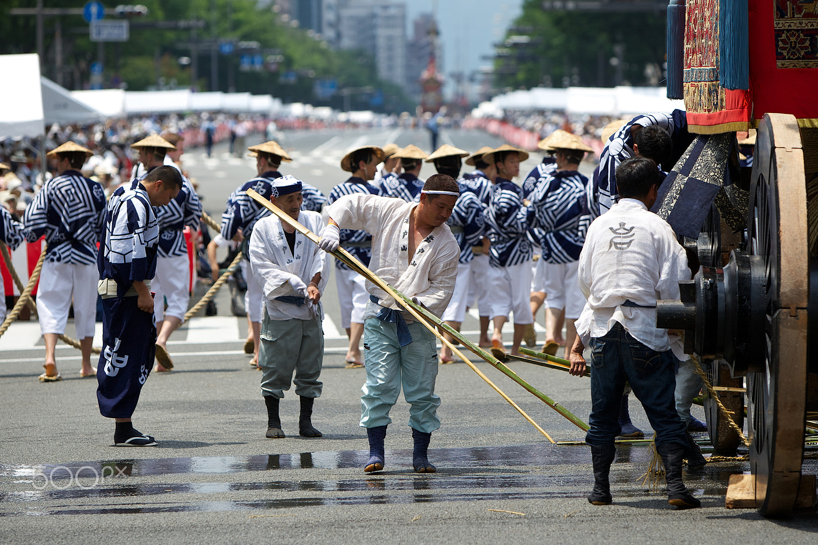 Canon EOS-1D Mark III + Canon EF 70-200mm F2.8L IS USM sample photo. Preparing the slide - gion festival photography
