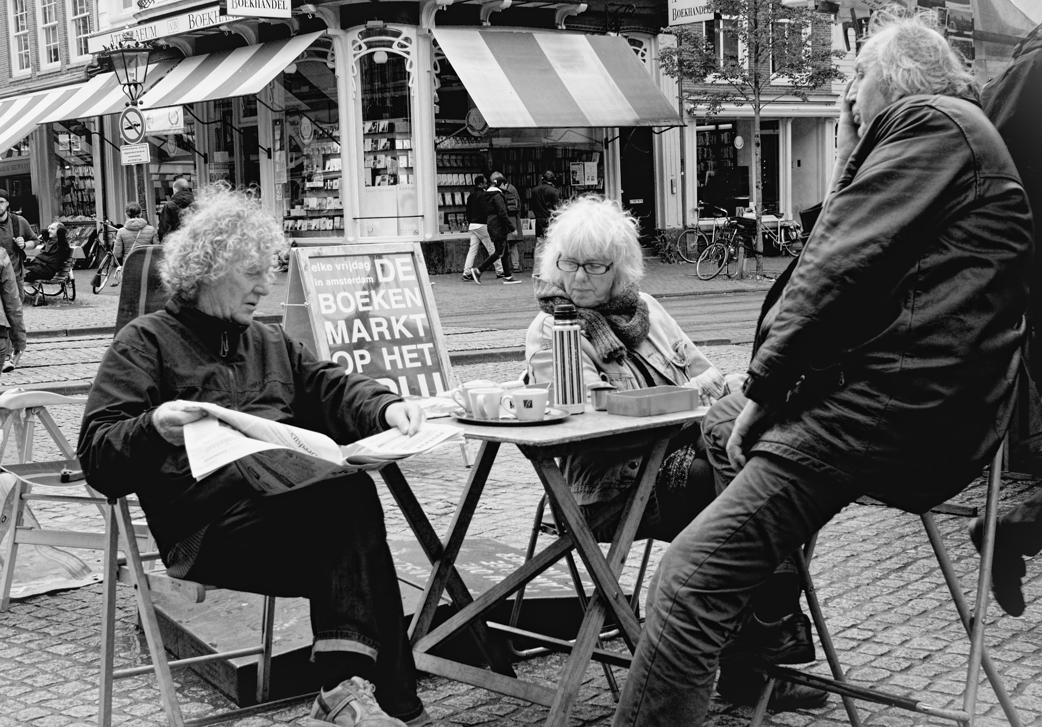Canon EF 28mm F2.8 IS USM sample photo. Breakfast on the boeken markt amsterdam photography