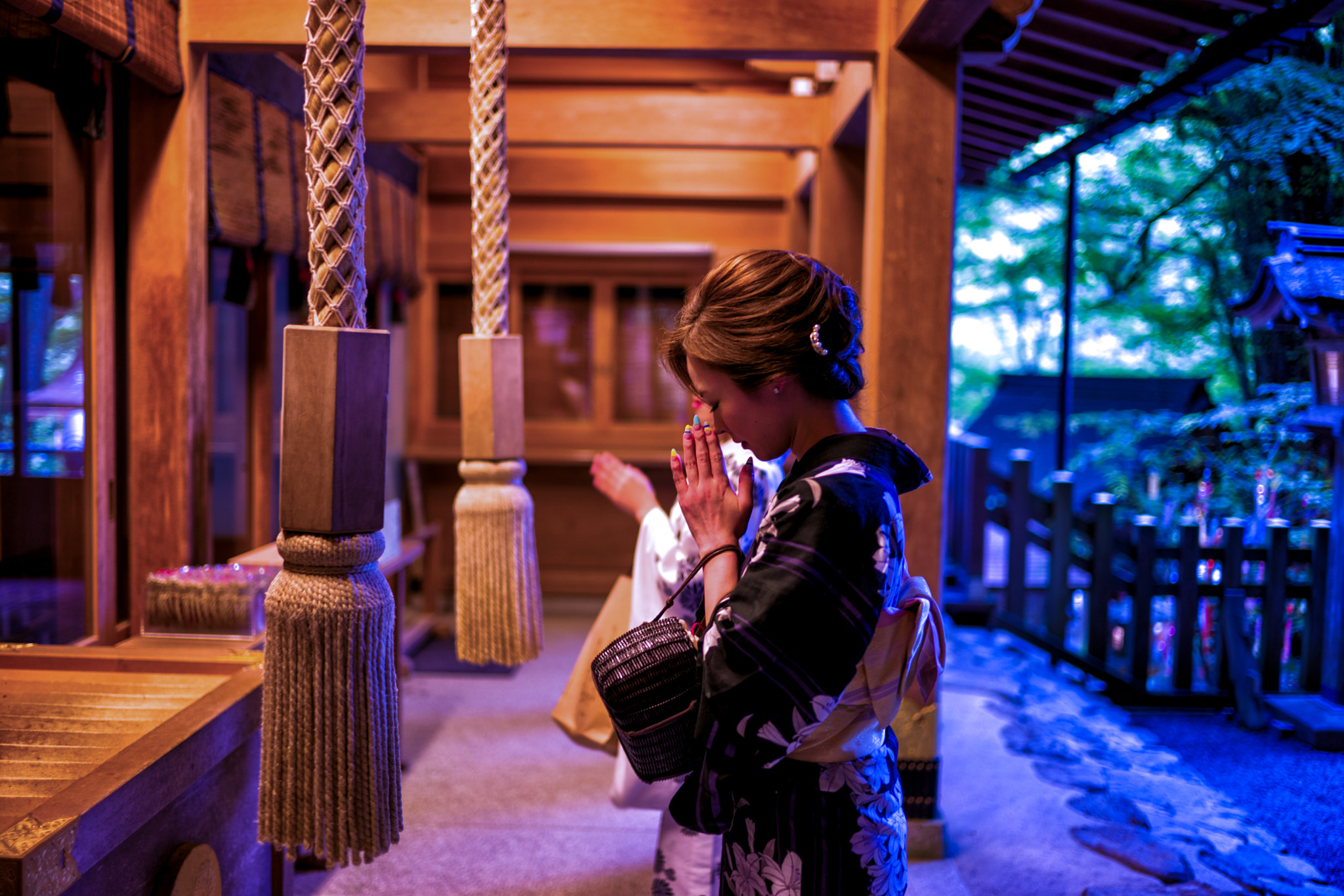 Leica Summilux-M 35mm F1.4 ASPH sample photo. Praying, japanese lady in yukata 3 photography