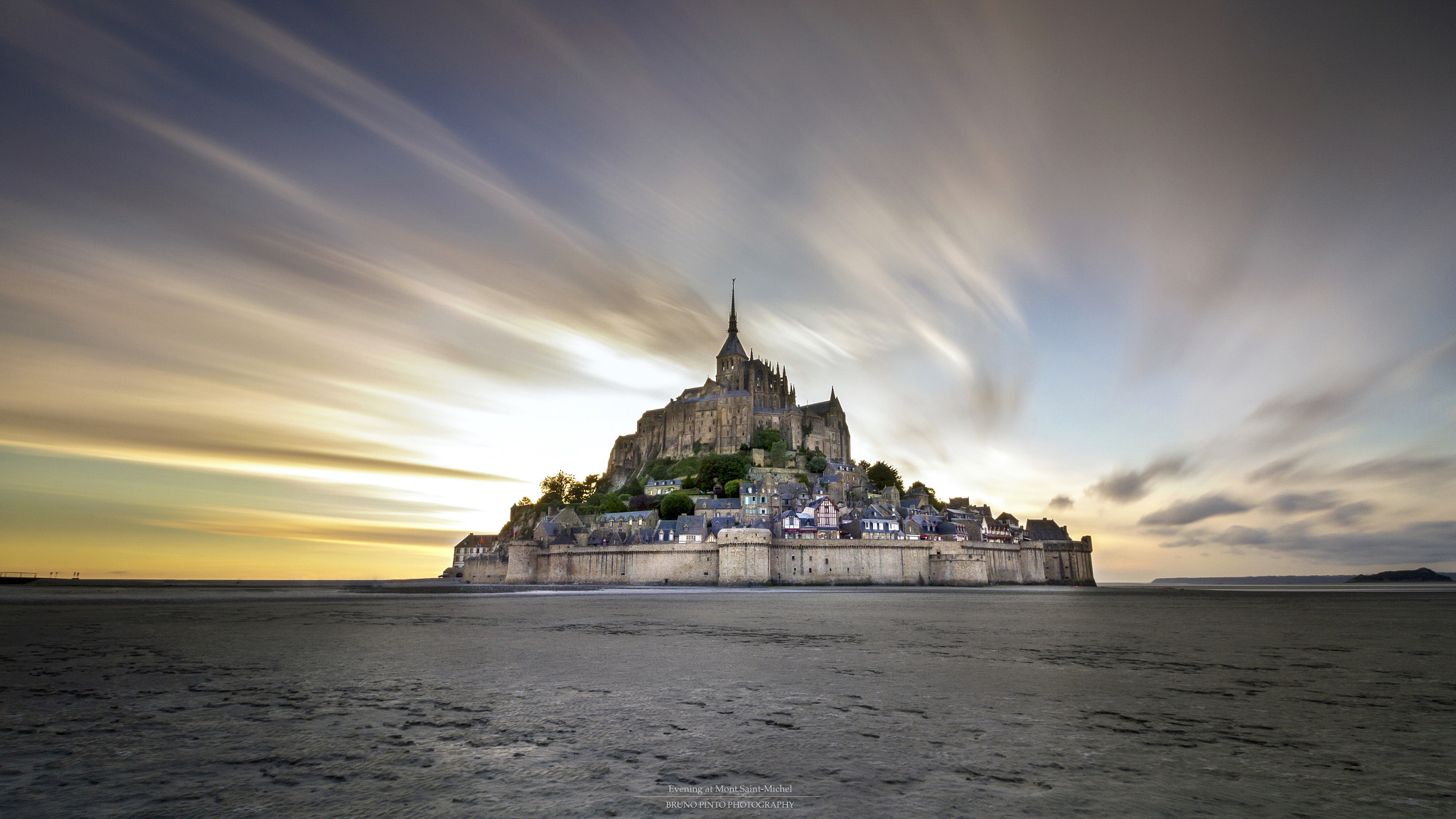 Canon EOS 550D (EOS Rebel T2i / EOS Kiss X4) sample photo. Evening at mont saint-michel photography