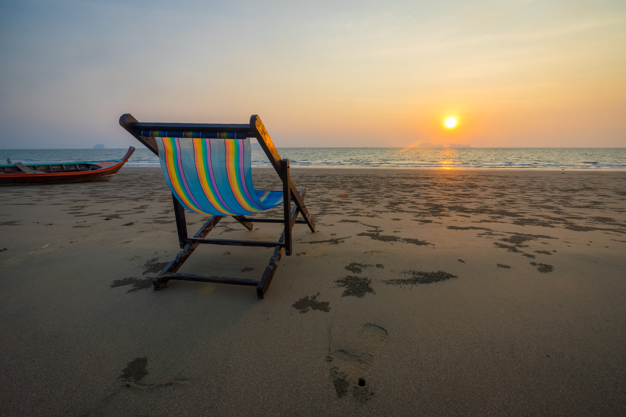 Sony a7 + Sony Vario-Sonnar T* 16-35mm F2.8 ZA SSM sample photo. Beach chairs on sea coast in the sunset photography