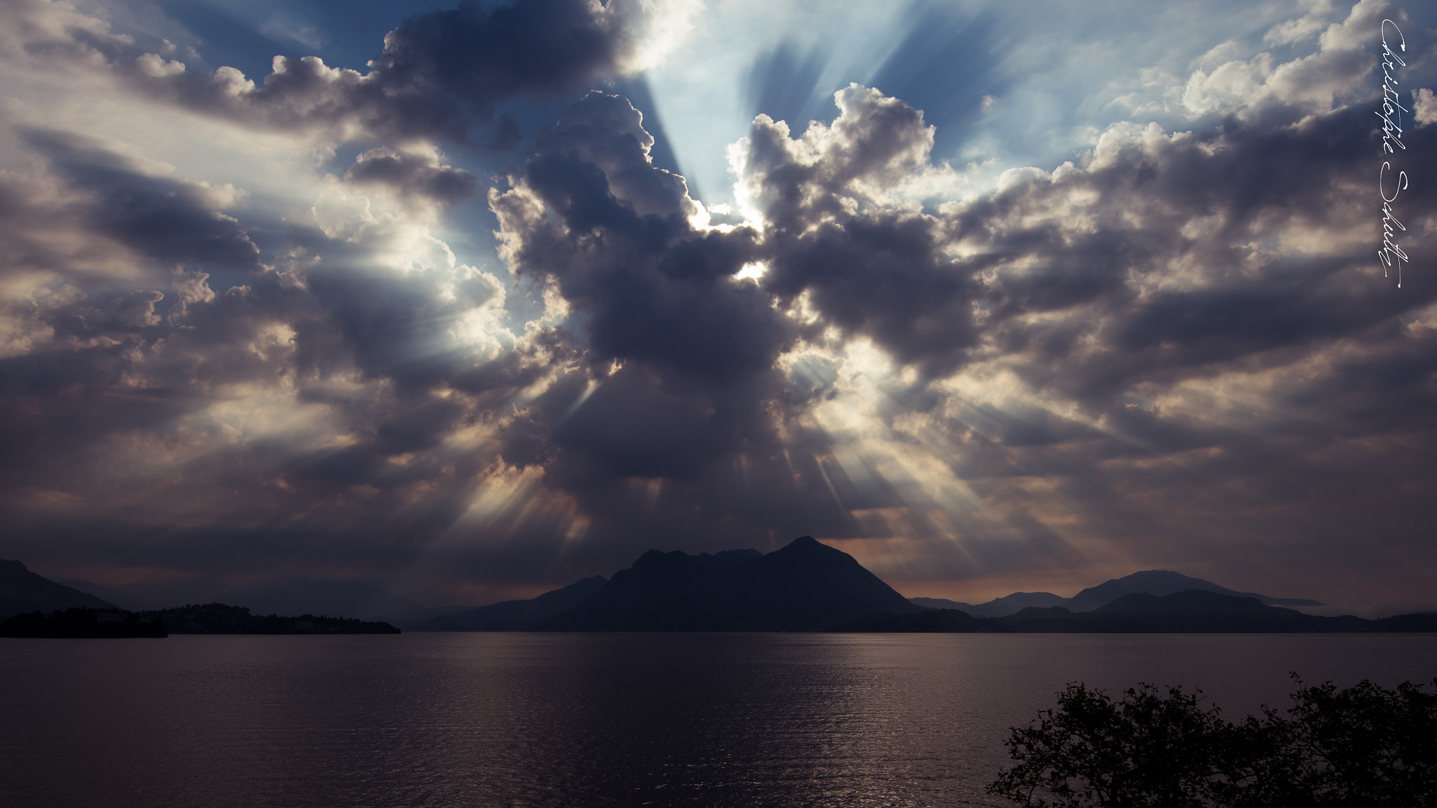 Nikon AF-S Nikkor 16-35mm F4G ED VR sample photo. Ray of light photography