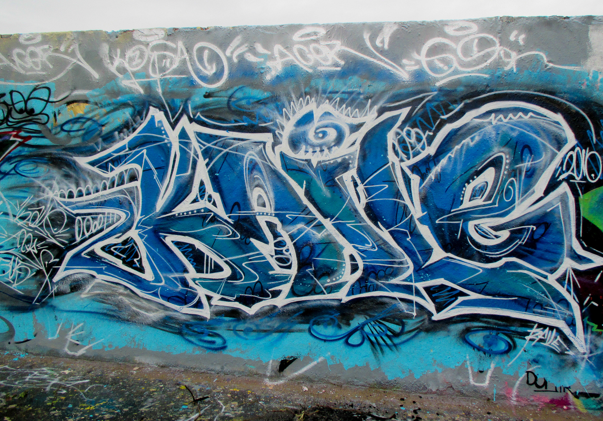 Canon PowerShot ELPH 115 IS (IXUS 132 / IXY 90F) sample photo. Blaues graffiti photography