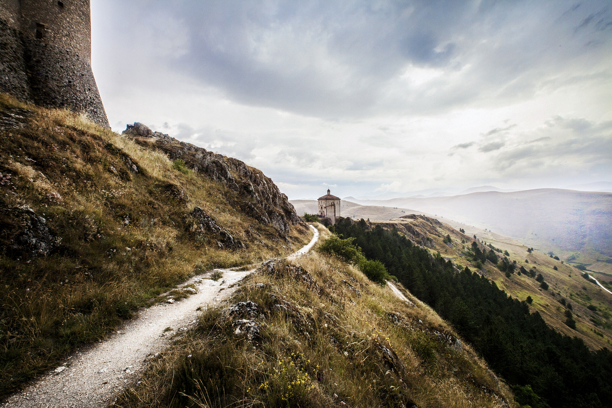 Canon EOS 5D Mark II + Sigma 14mm f/2.8 EX Aspherical HSM sample photo. Rocca calascio - italy photography