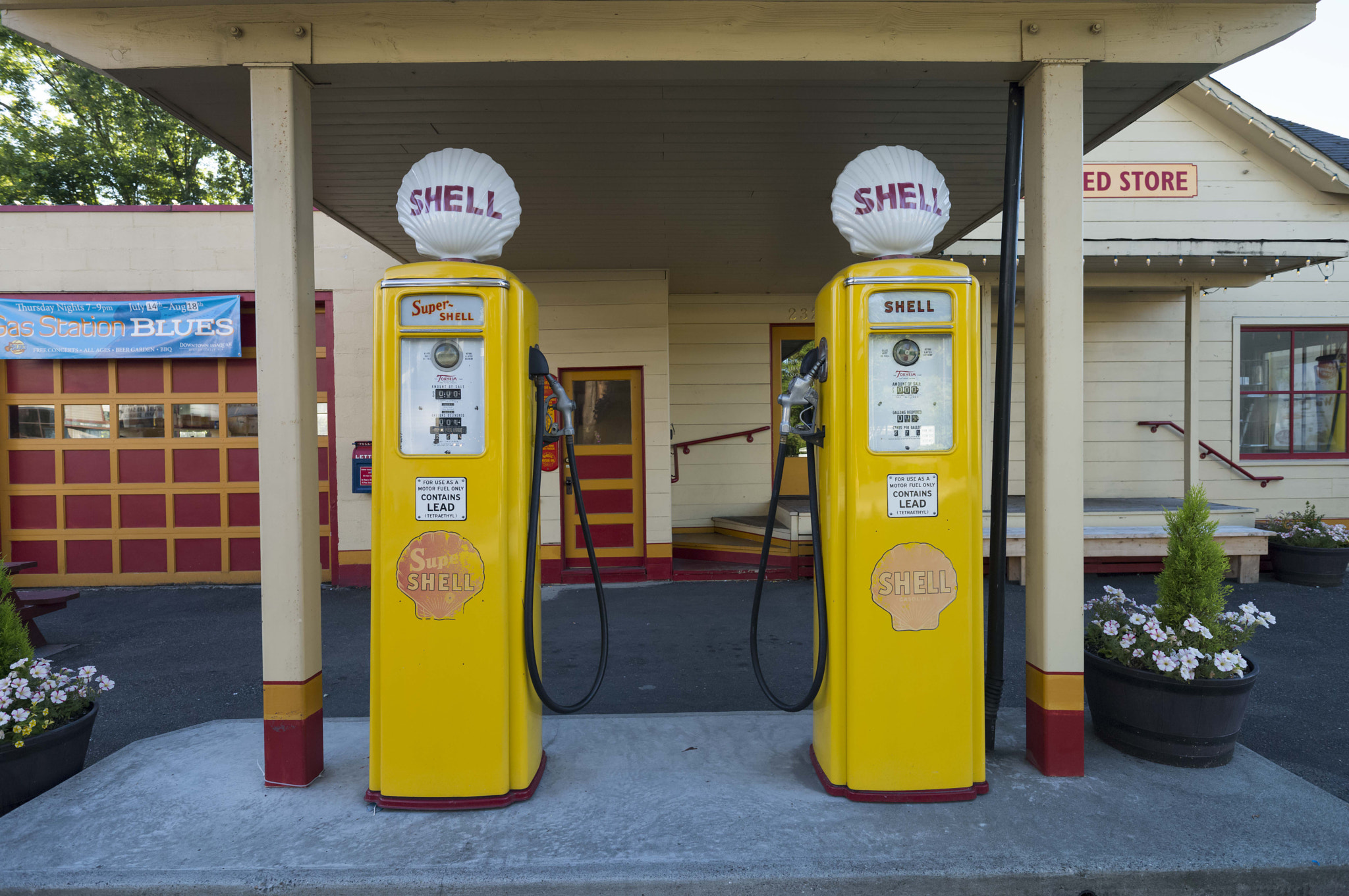 Leica S (TYP 006) + Super-Elmar-S 24 sample photo. Vintage gas pumps (of ) photography