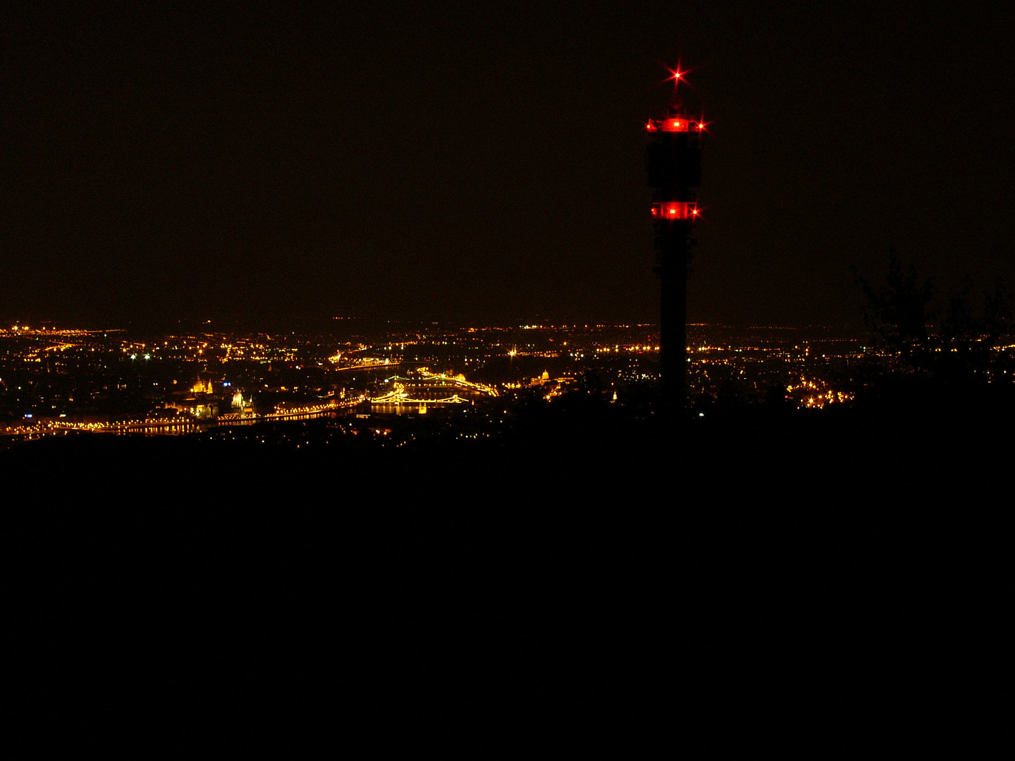 Panasonic DMC-FZ10 sample photo. Wonderful night view above the beautiful budapest photography