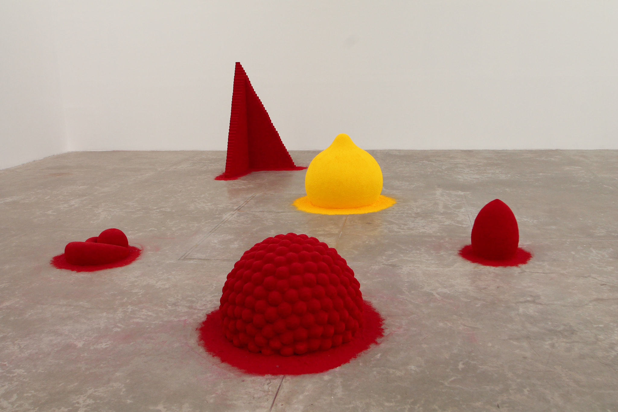 Canon EOS 1100D (EOS Rebel T3 / EOS Kiss X50) + Canon 10-24mm sample photo. To reflect an intimate part of the red (1981) by anish kapoor photography
