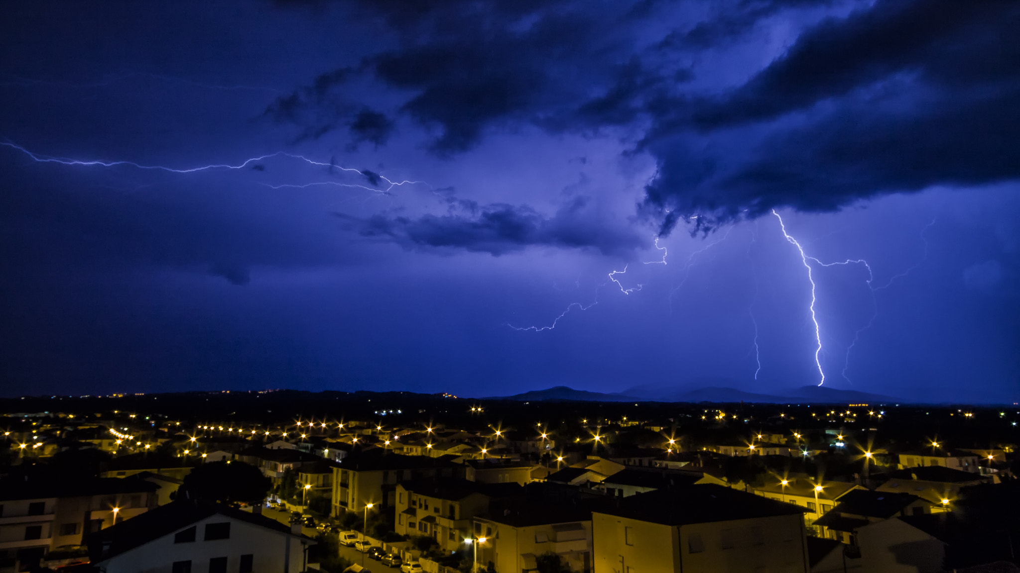 Canon EOS 1100D (EOS Rebel T3 / EOS Kiss X50) + Sigma 10-20mm F4-5.6 EX DC HSM sample photo. Summer storm in progress.. photography