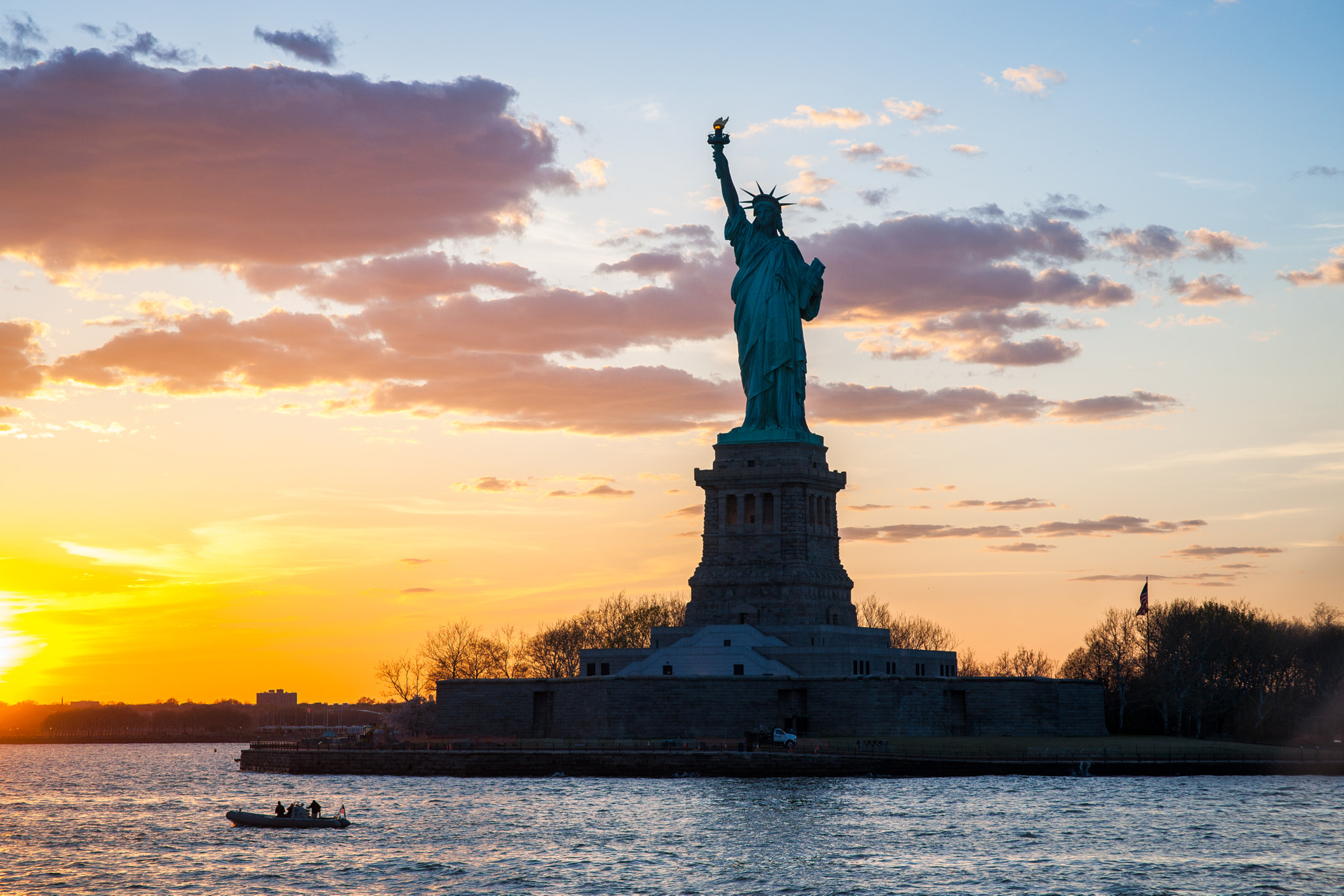 Sony Alpha DSLR-A900 + Sigma 85mm F1.4 EX DG HSM sample photo. Liberty enlightening the world photography