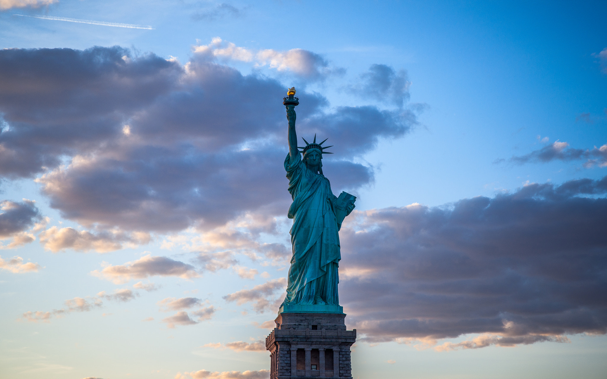 Sony Alpha DSLR-A900 + Sigma 85mm F1.4 EX DG HSM sample photo. Statue of liberty photography