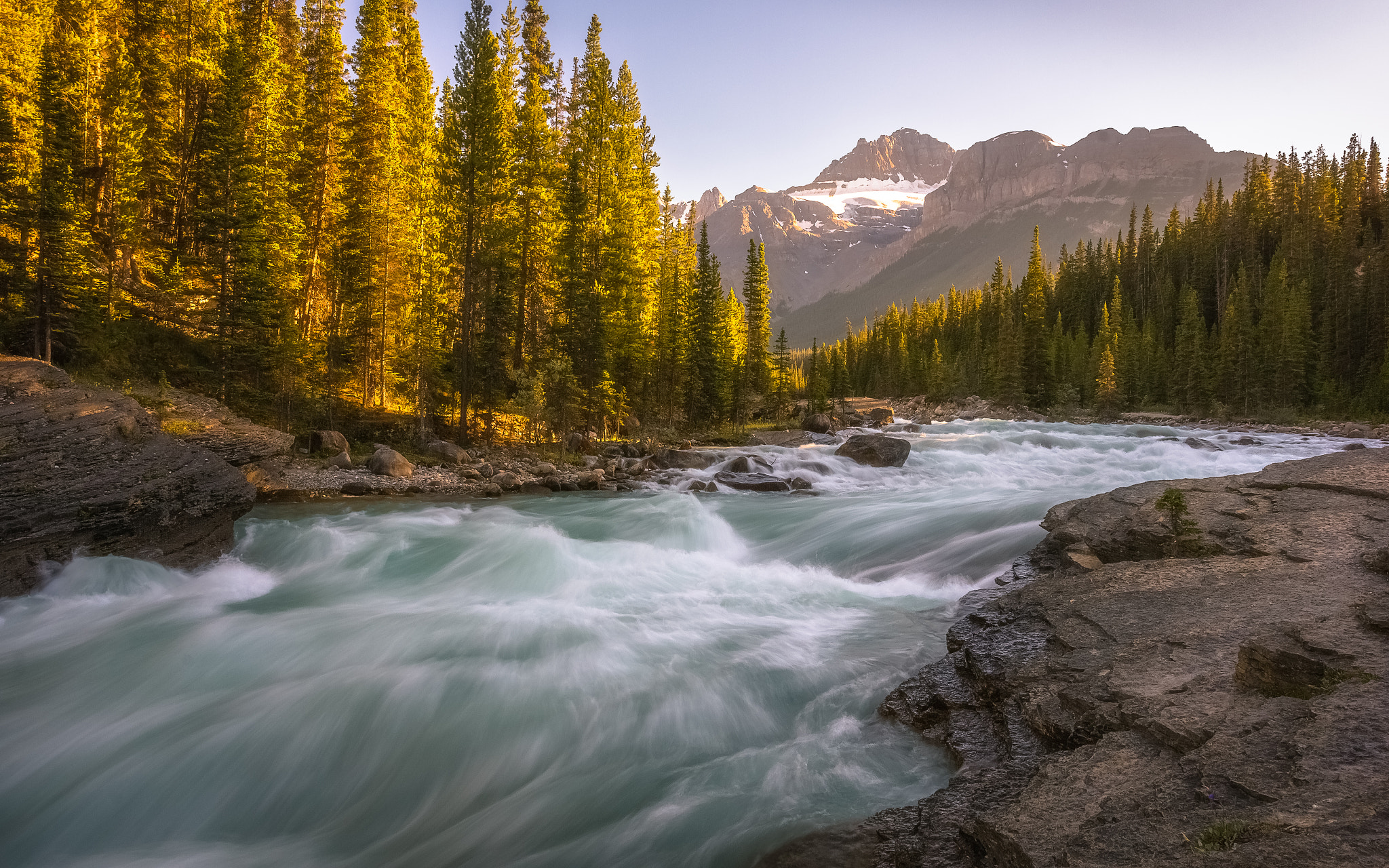 Canon EOS 550D (EOS Rebel T2i / EOS Kiss X4) + Canon EF 17-40mm F4L USM sample photo. Mistaya river & mt.sarbach photography