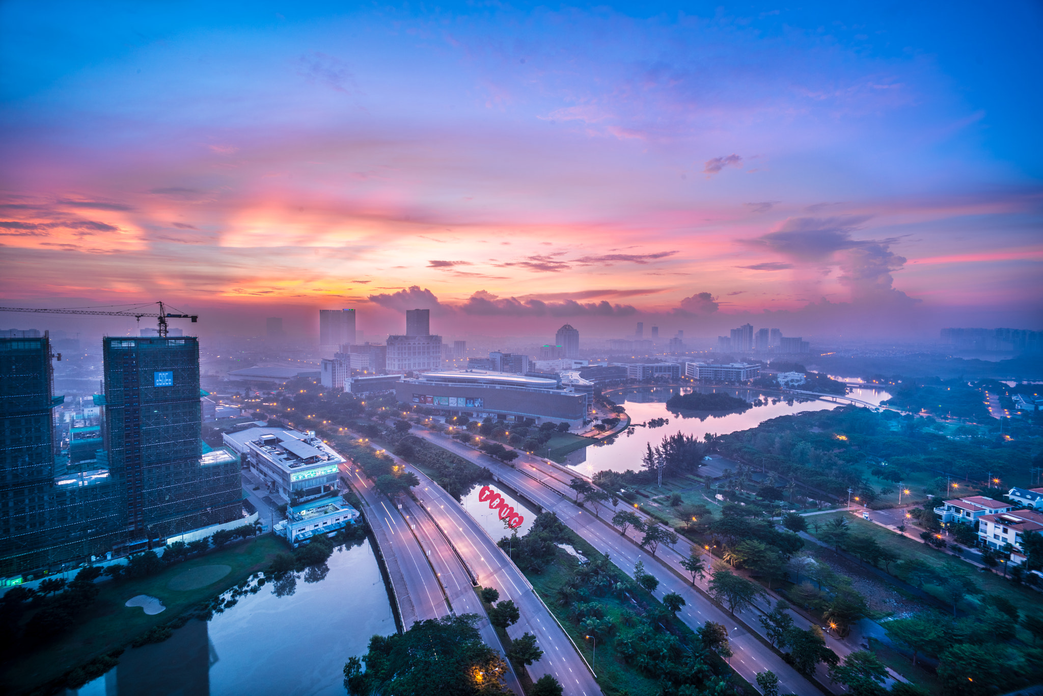 Sony a7R II + Voigtlander SUPER WIDE-HELIAR 15mm F4.5 III sample photo. Sunrise in saigon photography