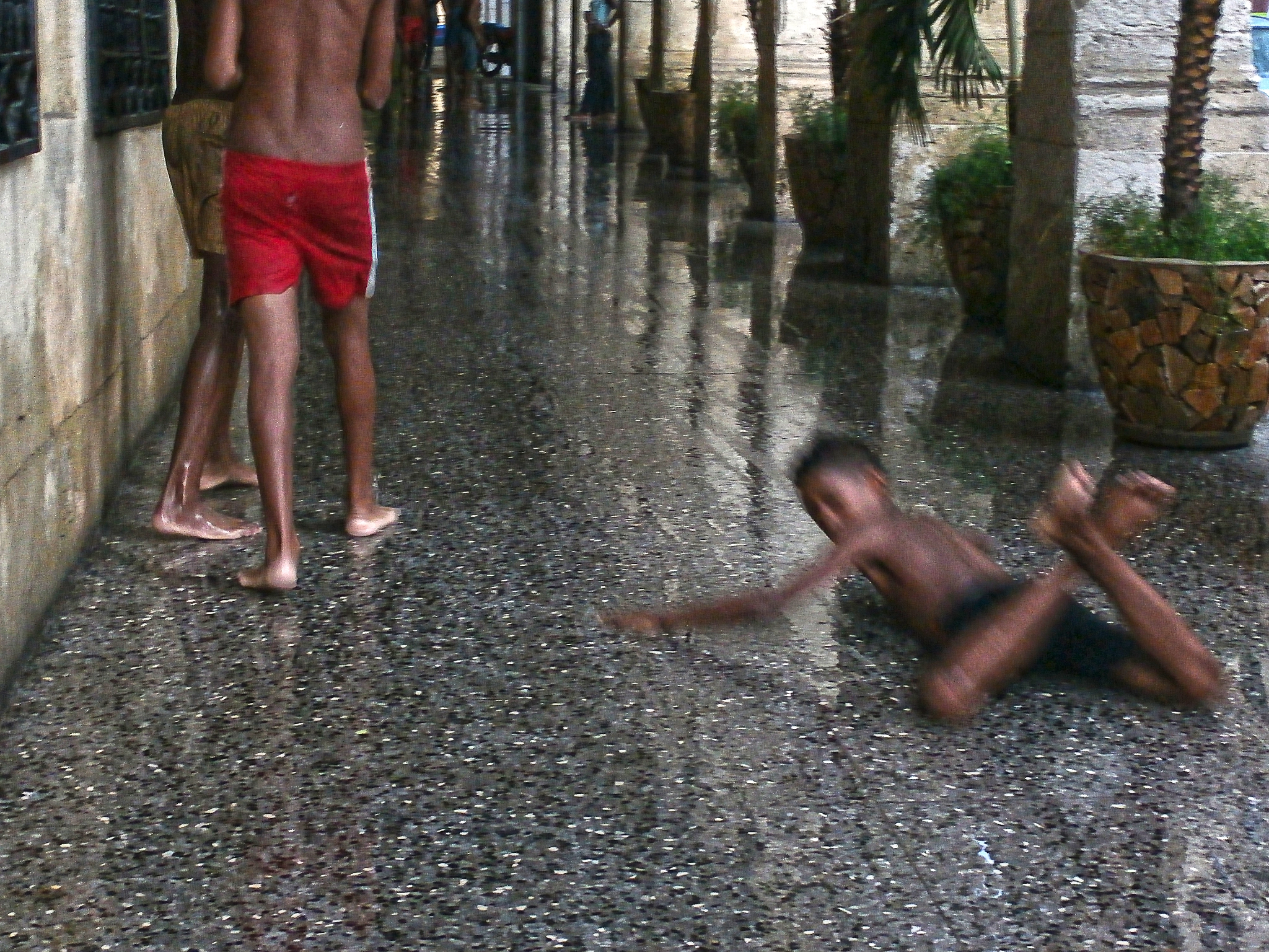 Olympus SZ-15,DZ-100 sample photo. Kids in water photography