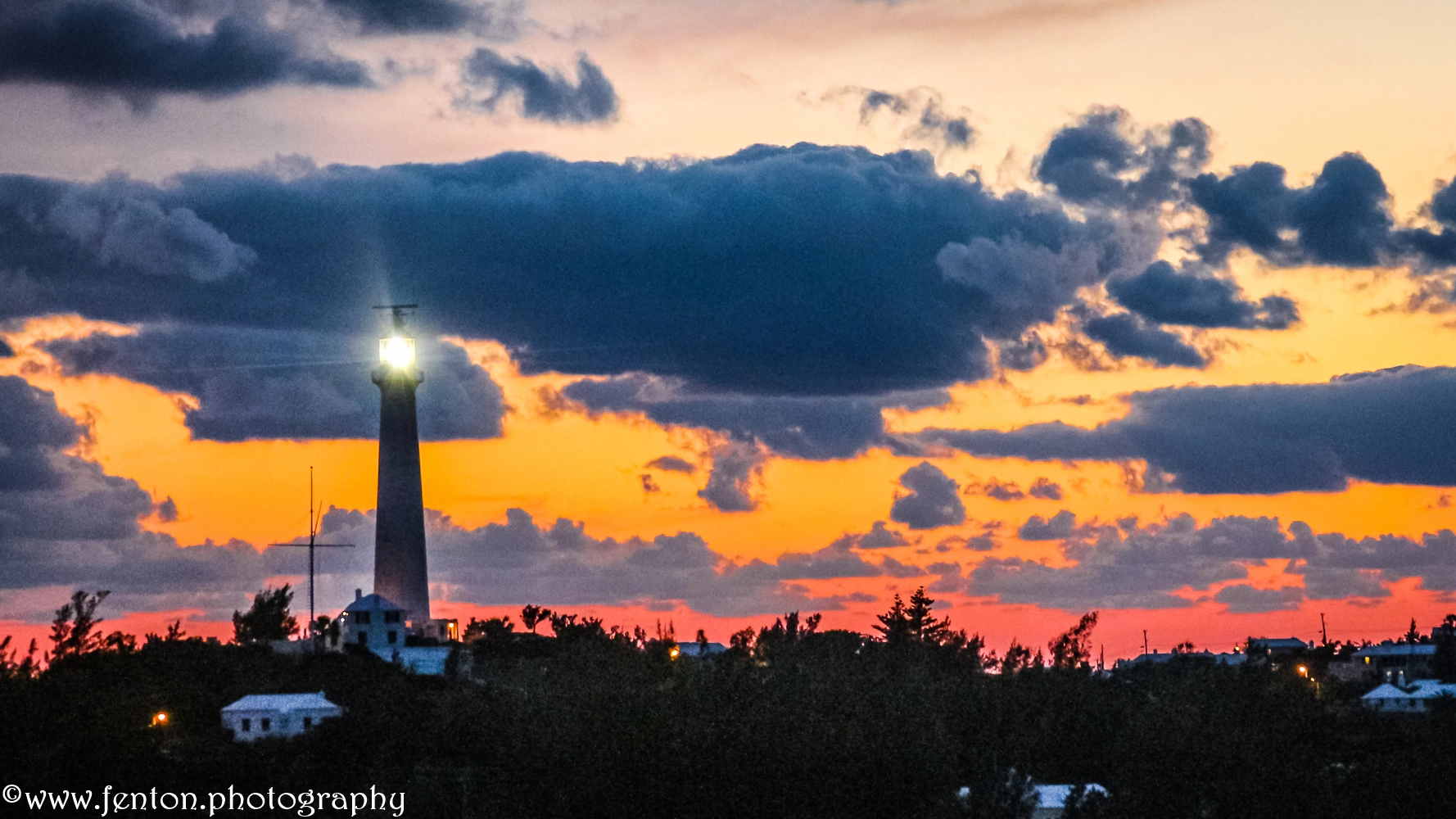 Canon EOS 650D (EOS Rebel T4i / EOS Kiss X6i) + Sigma 24-70mm F2.8 EX DG Macro sample photo. Lighthouse at sunset in bermuda photography