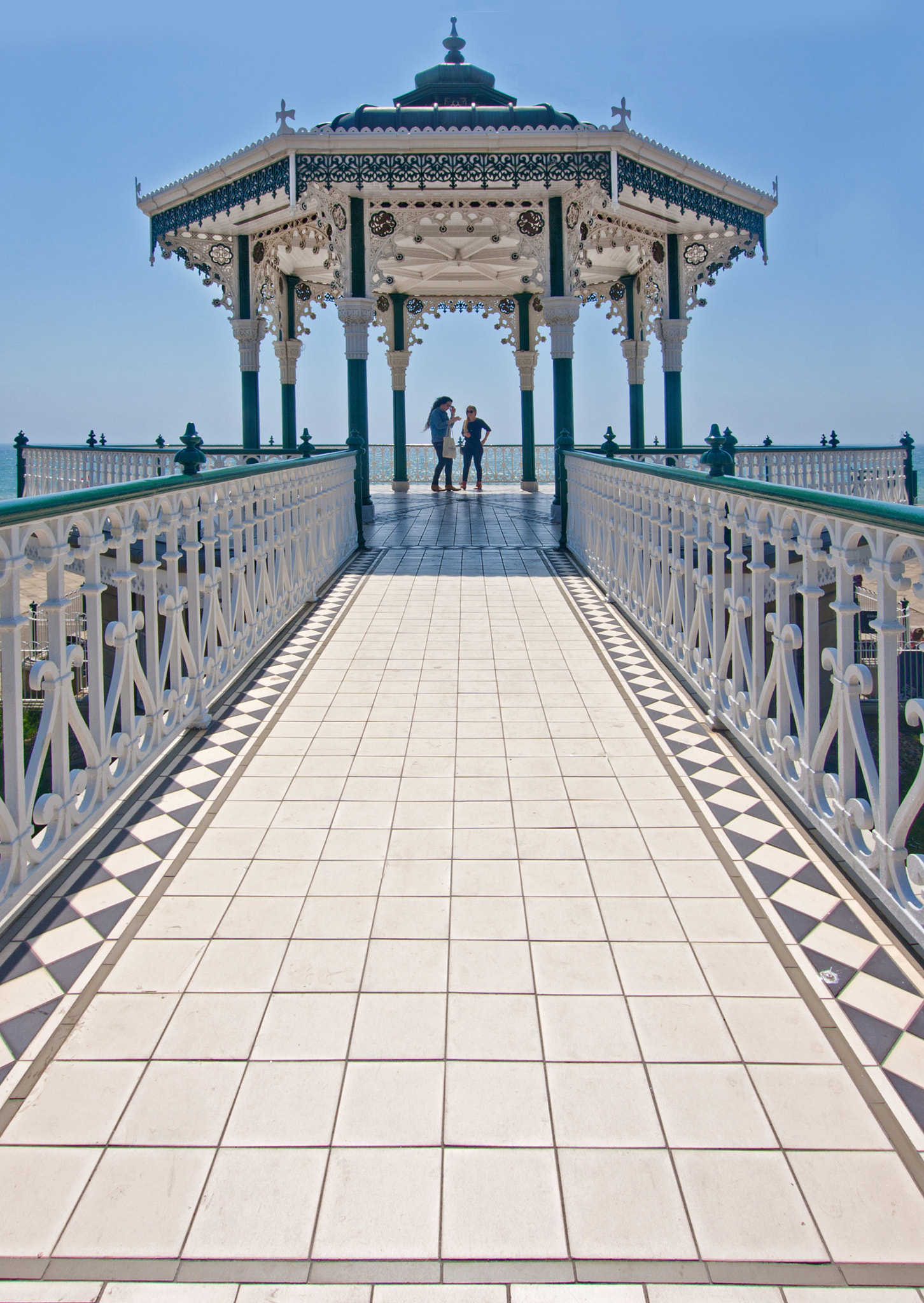 Sigma 10-20mm F3.5 EX DC HSM sample photo. Meeting - under the bandstand photography