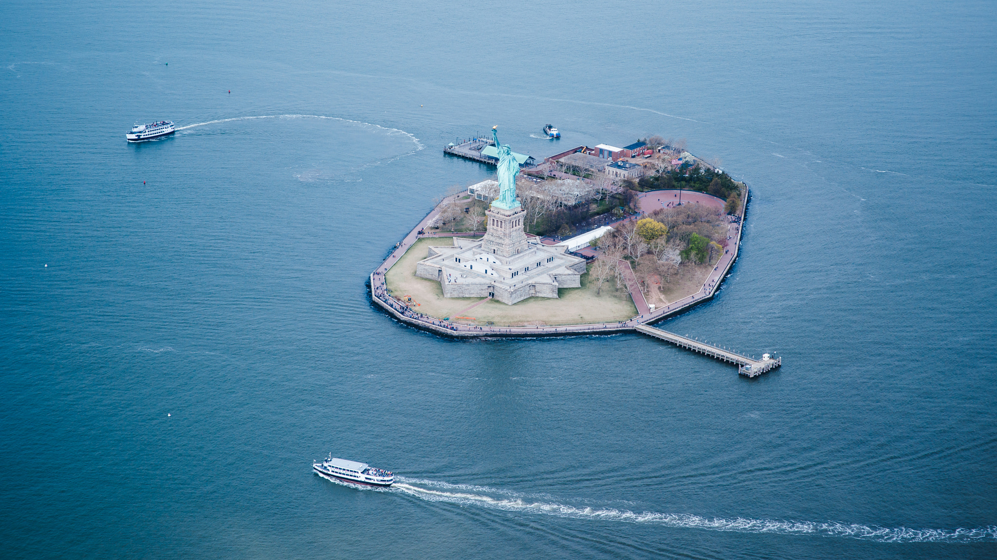 Sony Alpha DSLR-A900 + Sigma 85mm F1.4 EX DG HSM sample photo. Aerial view of statue of liberty photography