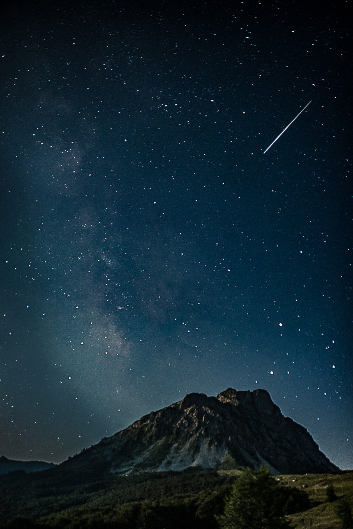 Nikon D750 + Sigma 28-105mm F2.8-4 Aspherical sample photo. The milky way and comet photography