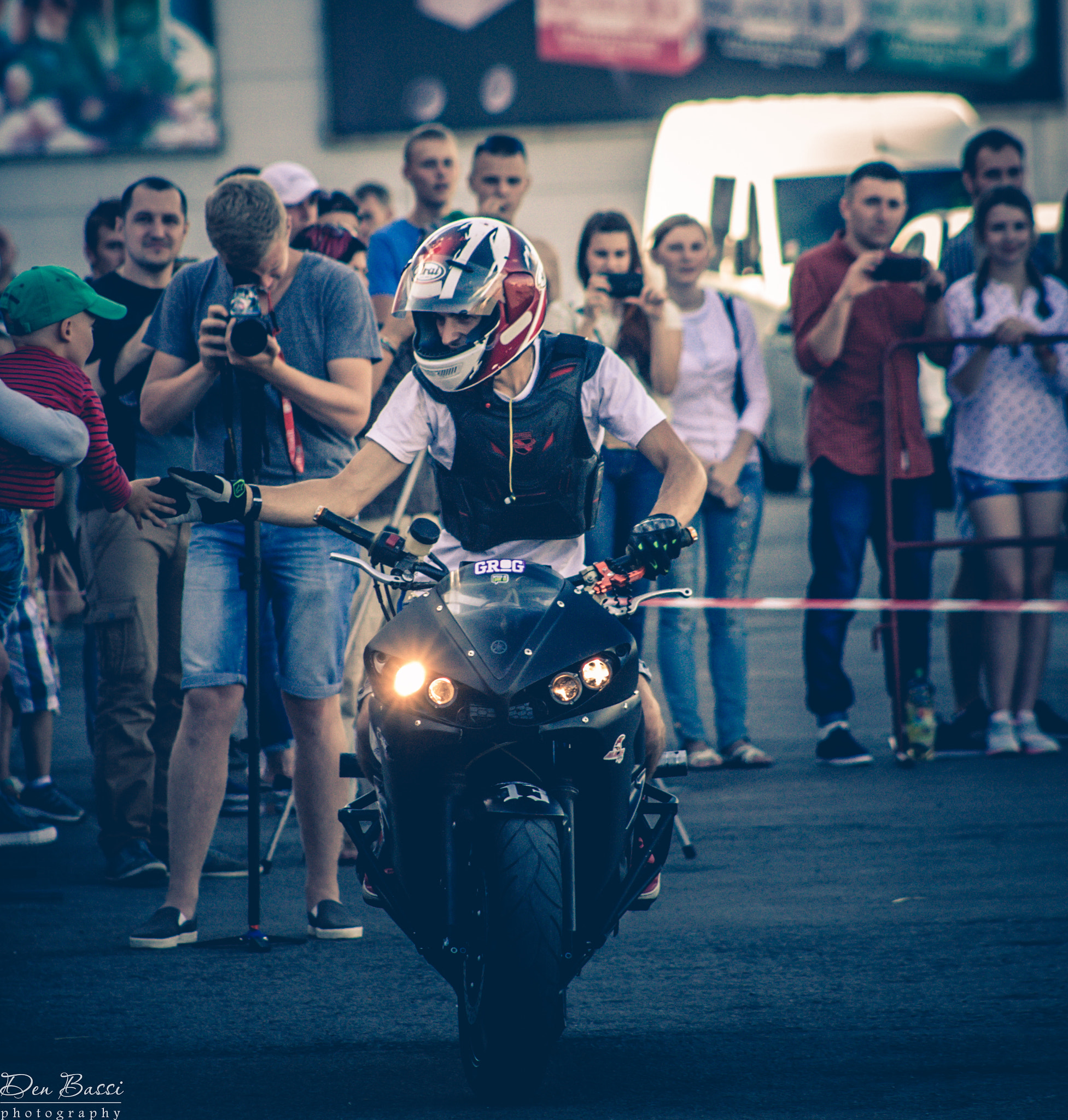 Canon EOS 40D + EF75-300mm f/4-5.6 sample photo. Humanity touch photography
