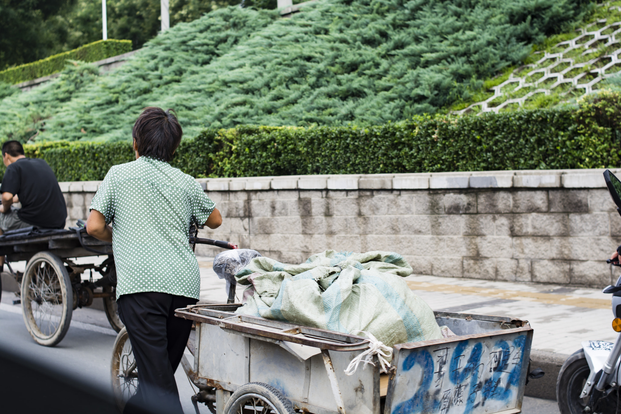 Nikon D7100 + Nikon AF Nikkor 35mm F2D sample photo. Chinese female waste collector in green photography