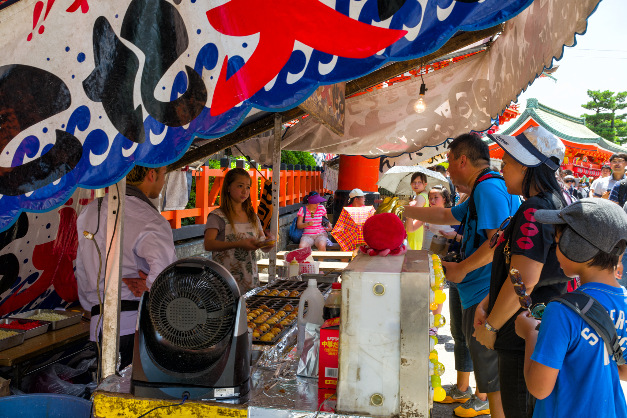 Leica Summilux-M 35mm F1.4 ASPH sample photo. Tako yaki stand outside shrine of inari photography