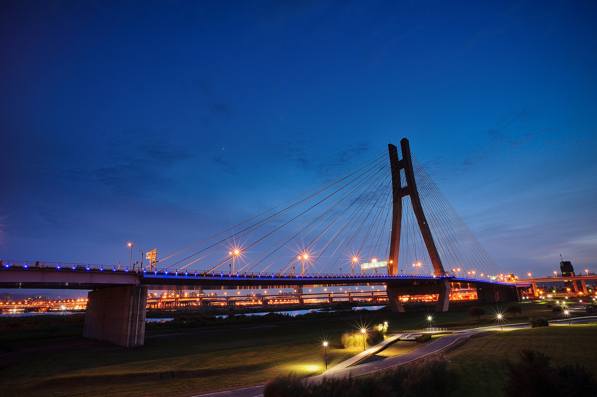 Nikon D700 + Nikon AF Nikkor 20mm F2.8D sample photo. New taipei expwy photography
