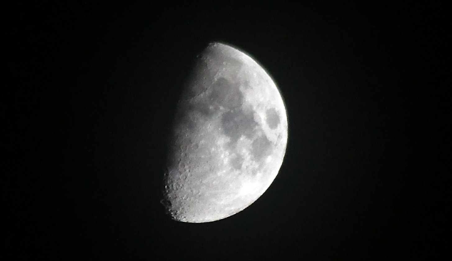 Canon EOS 1200D (EOS Rebel T5 / EOS Kiss X70 / EOS Hi) + Sigma 70-300mm F4-5.6 APO DG Macro sample photo. Moon photography