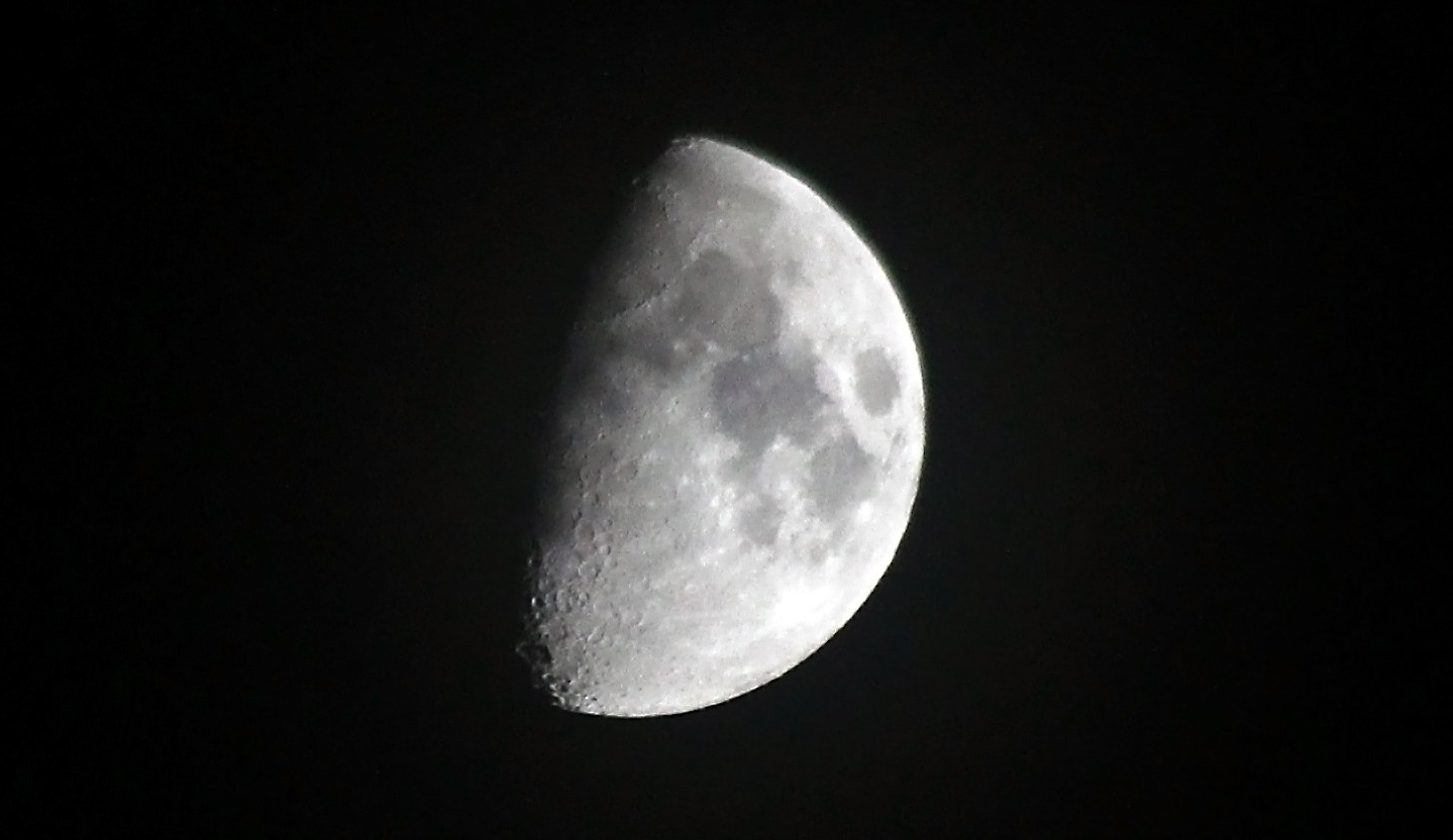 Sigma 70-300mm F4-5.6 APO DG Macro sample photo. Moon photography