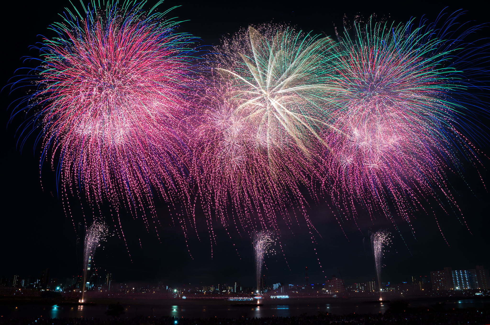 Sony SLT-A57 + Sony DT 16-105mm F3.5-5.6 sample photo. Fireworks in adachi ward, japan photography
