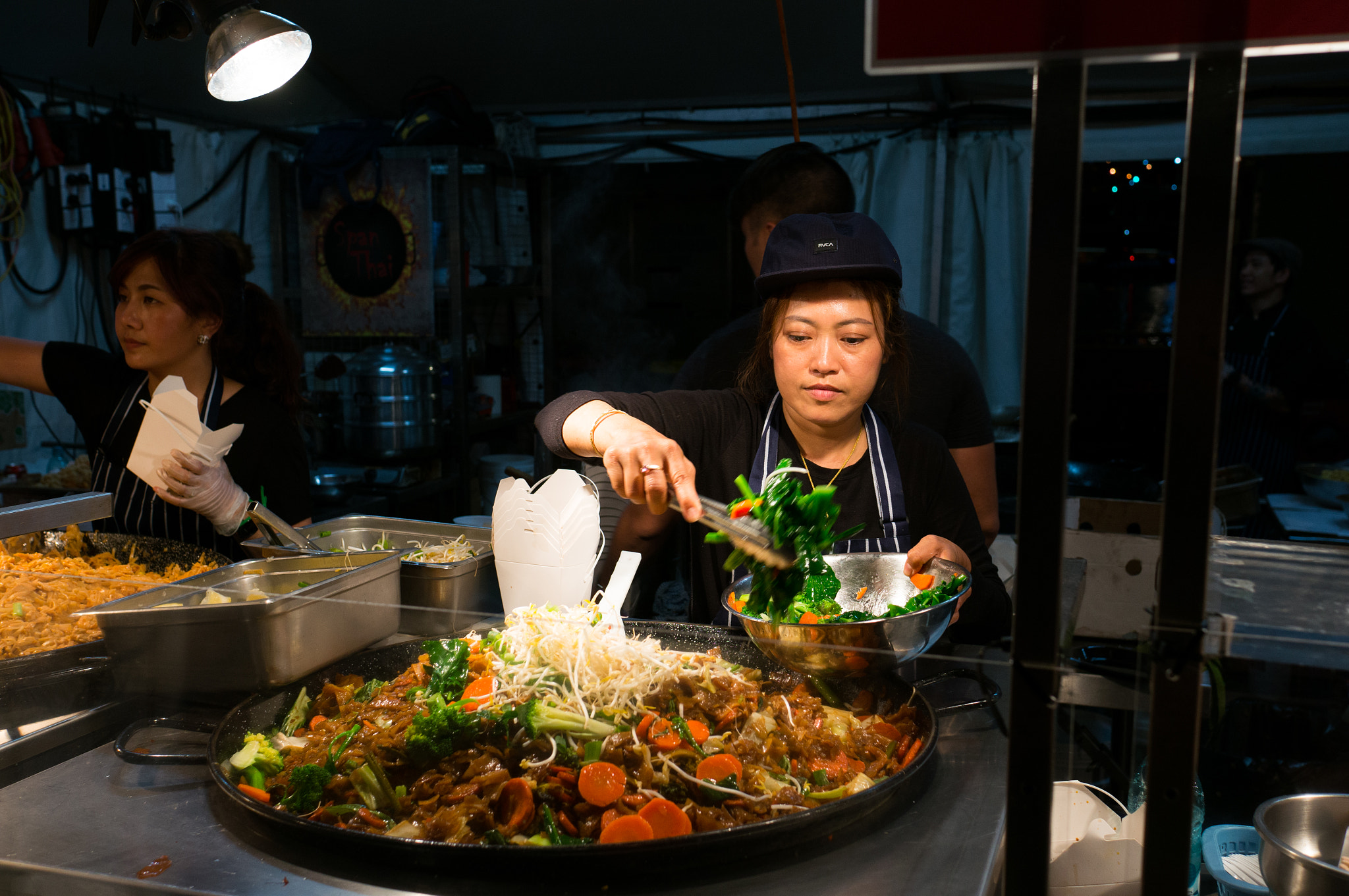 Sony Alpha NEX-6 + Sony Sonnar T* E 24mm F1.8 ZA sample photo. Discover energy of brisbane people and it's night noodle market. photography