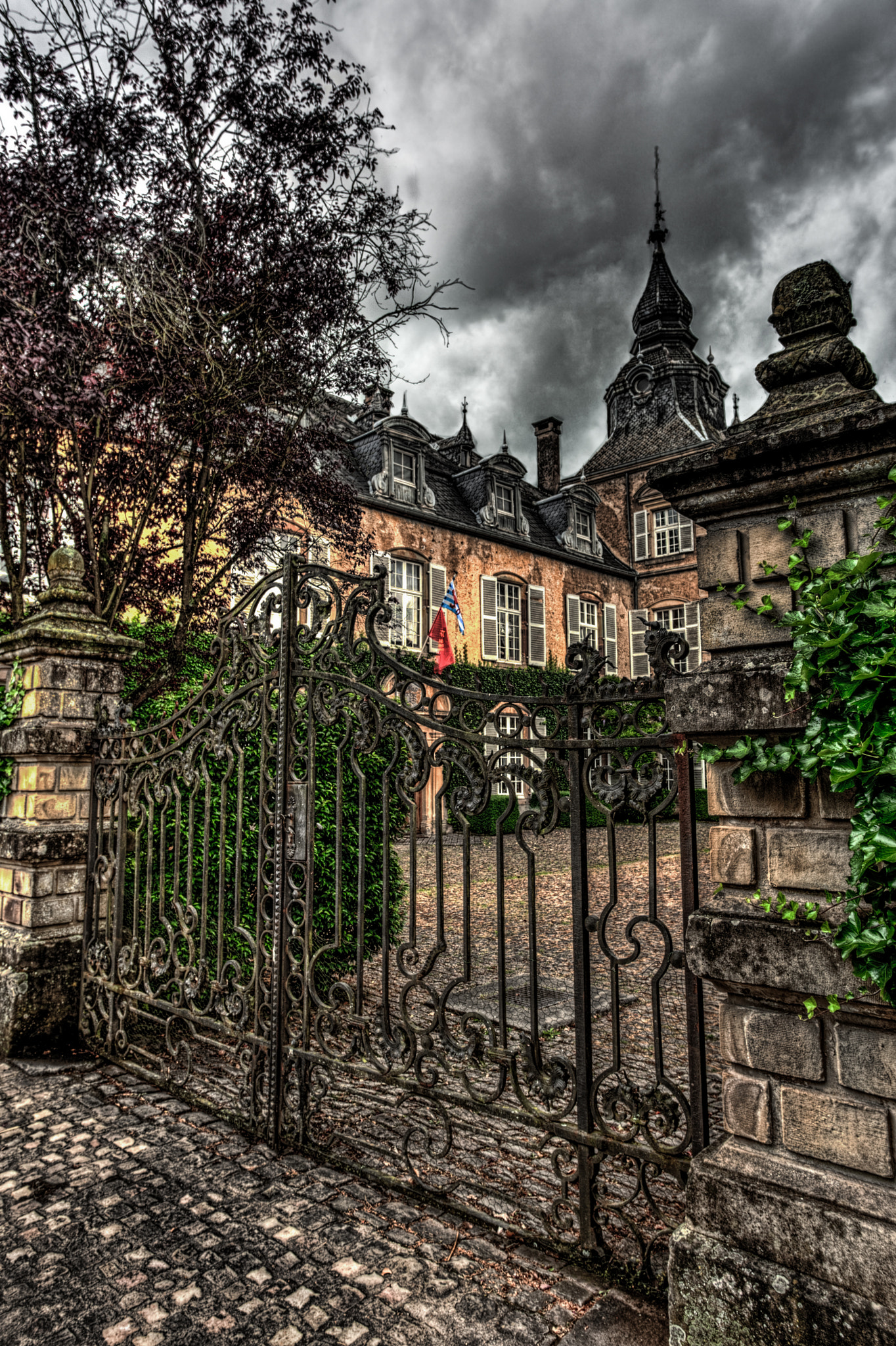 Canon EOS-1D Mark III sample photo. Old house photography