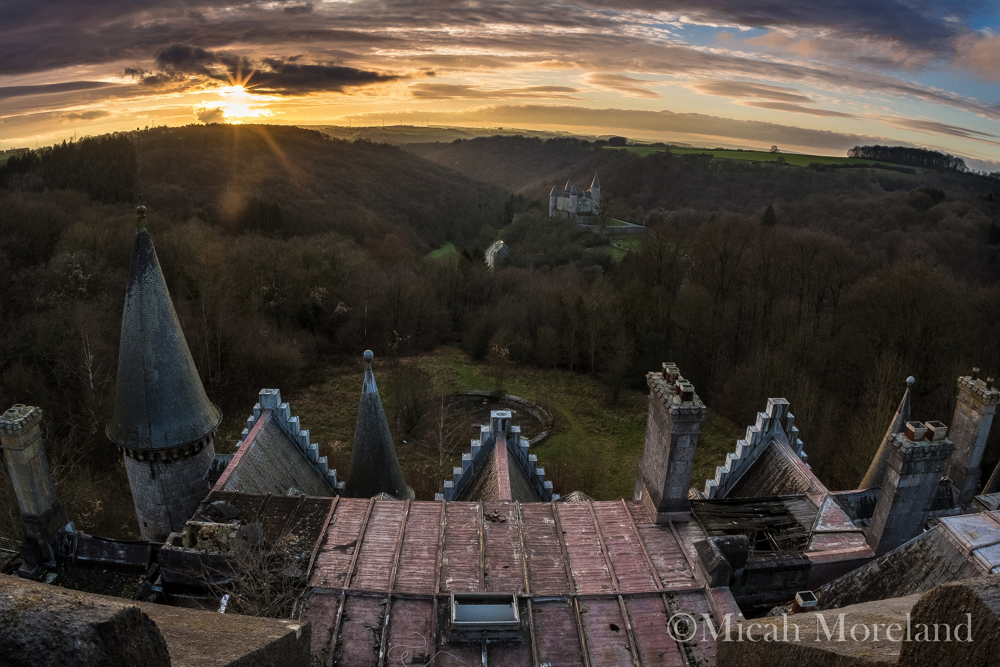 Canon EOS 100D (EOS Rebel SL1 / EOS Kiss X7) + Canon EF 15mm F2.8 Fisheye sample photo. Miranda castle photography