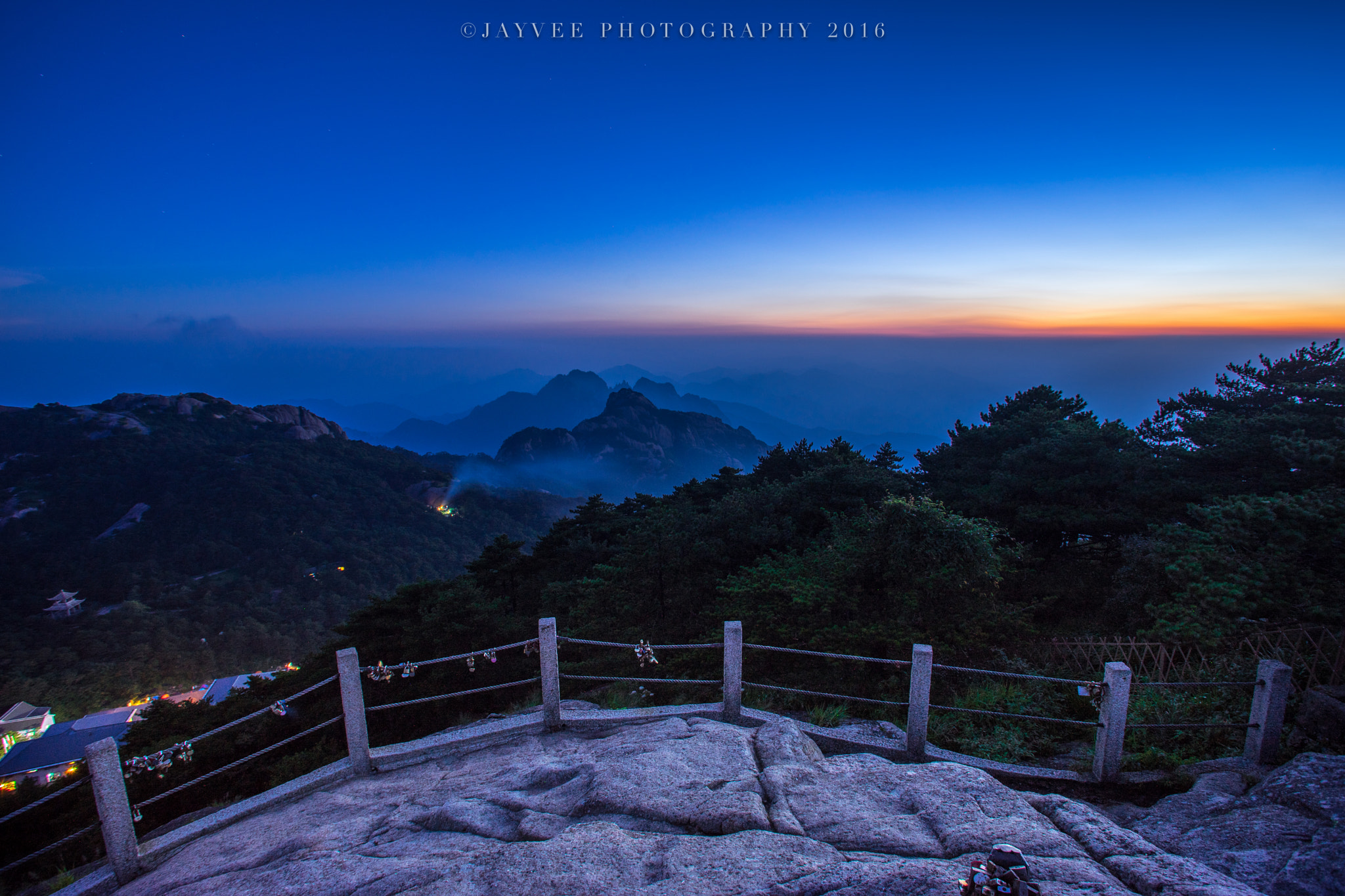 Sony a7 + Sony 85mm F2.8 SAM sample photo. Mount huang sunset photography