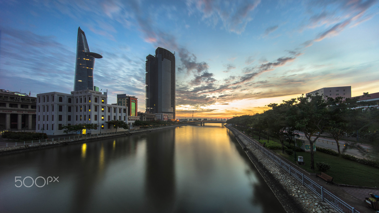 Sony a7R + Voigtlander HELIAR-HYPER WIDE 10mm F5.6 sample photo. Ho chi minh city photography