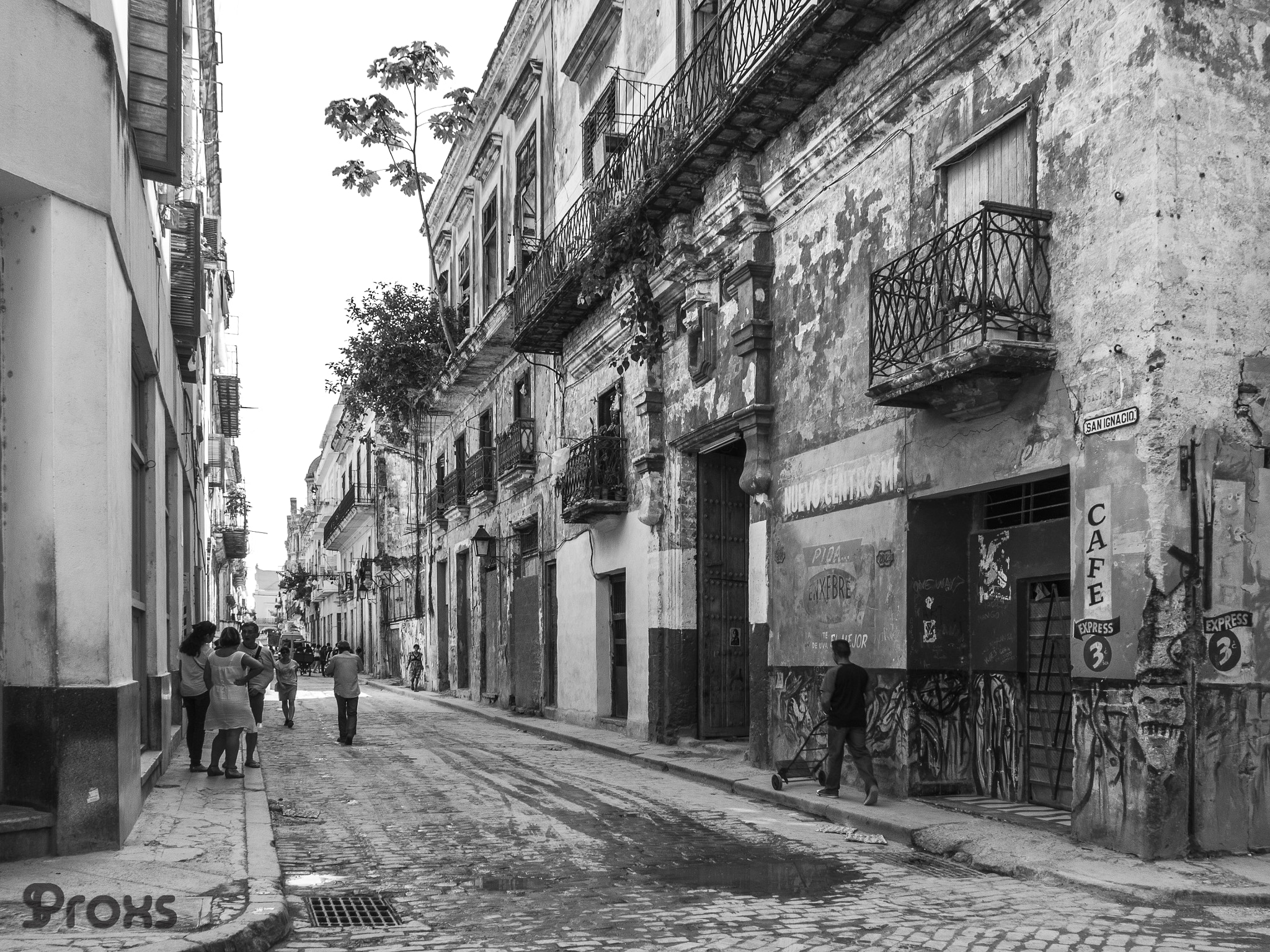 Tamron 14-150mm F3.5-5.8 Di III sample photo. Streetlife in havana photography