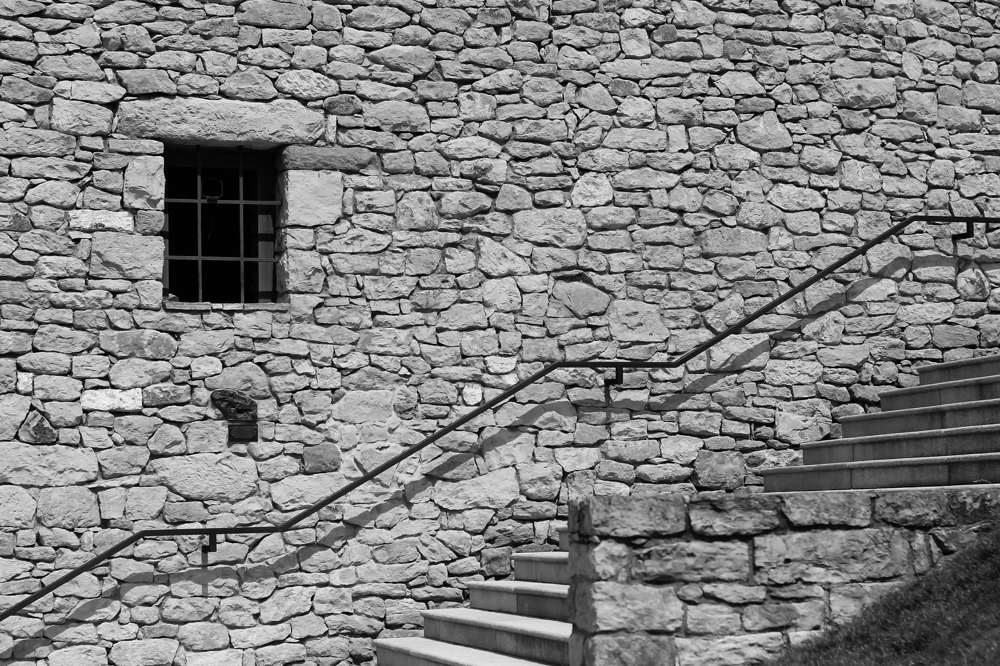 Canon EOS 650D (EOS Rebel T4i / EOS Kiss X6i) + Canon EF 50mm F1.8 II sample photo. Wall of rocks photography