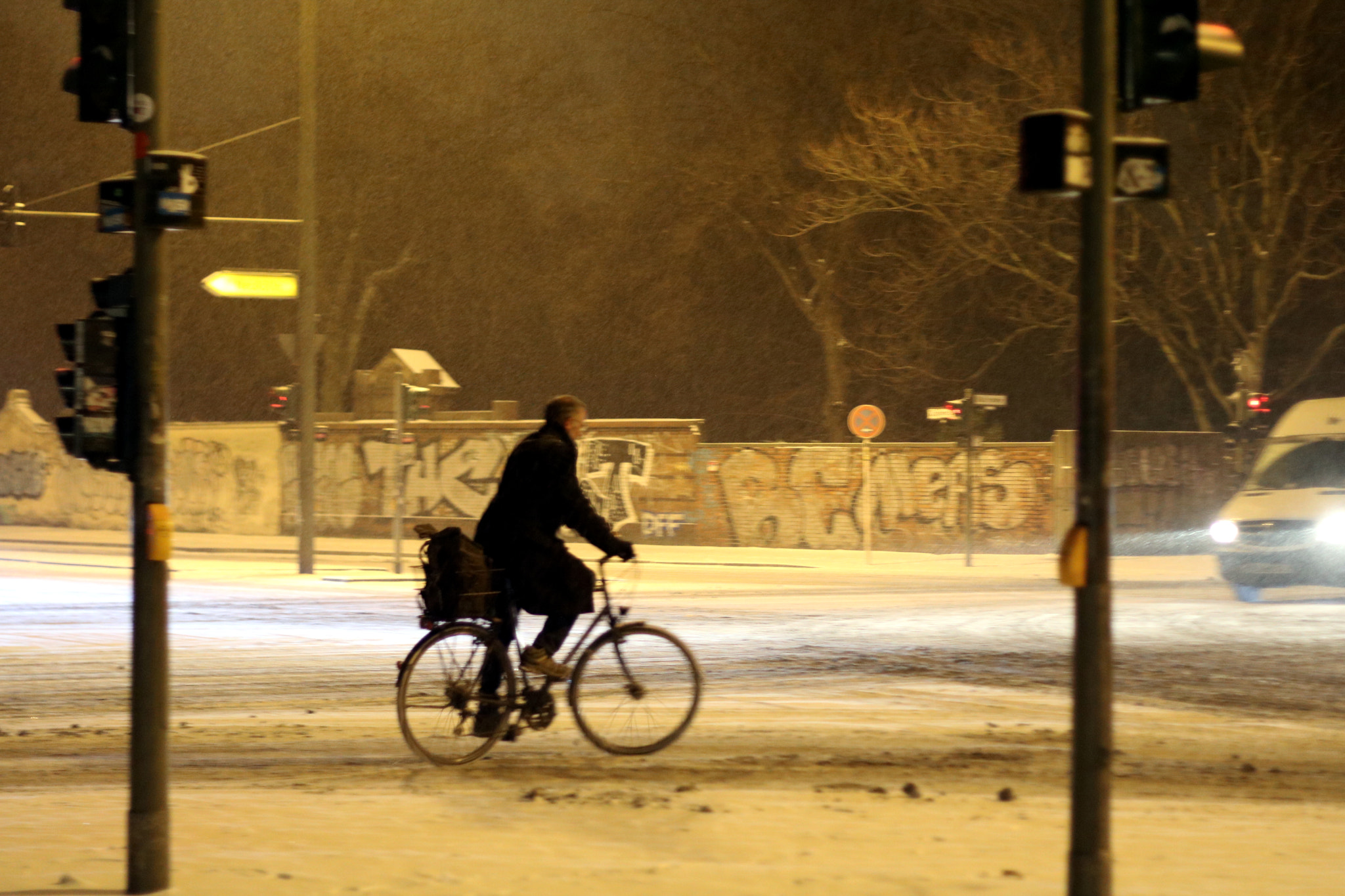 Canon EOS 760D (EOS Rebel T6s / EOS 8000D) + Canon EF 50mm F1.8 II sample photo. Winter and bicycle photography