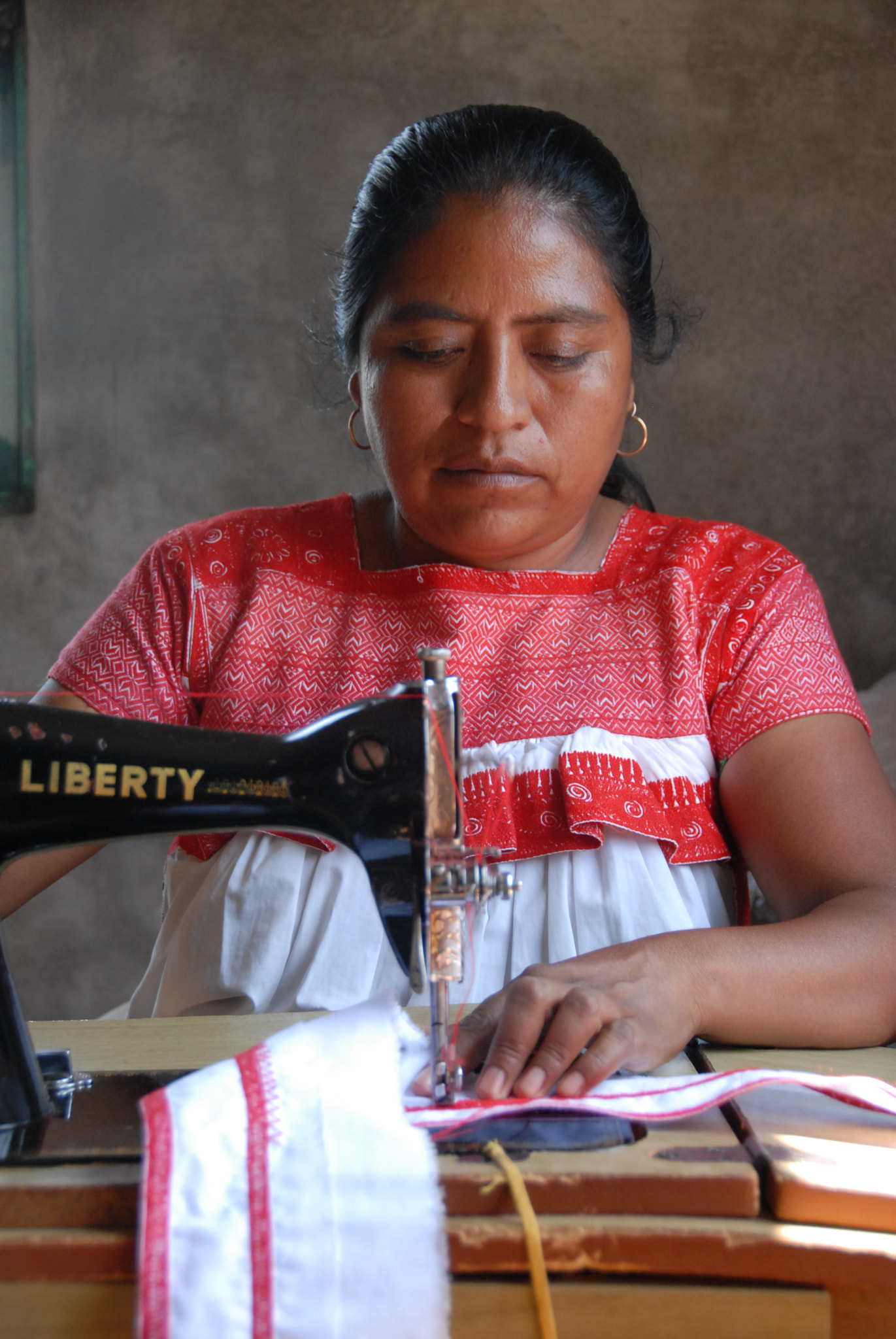 Nikon D200 sample photo. Nahua woman sewing puebla mexico photography