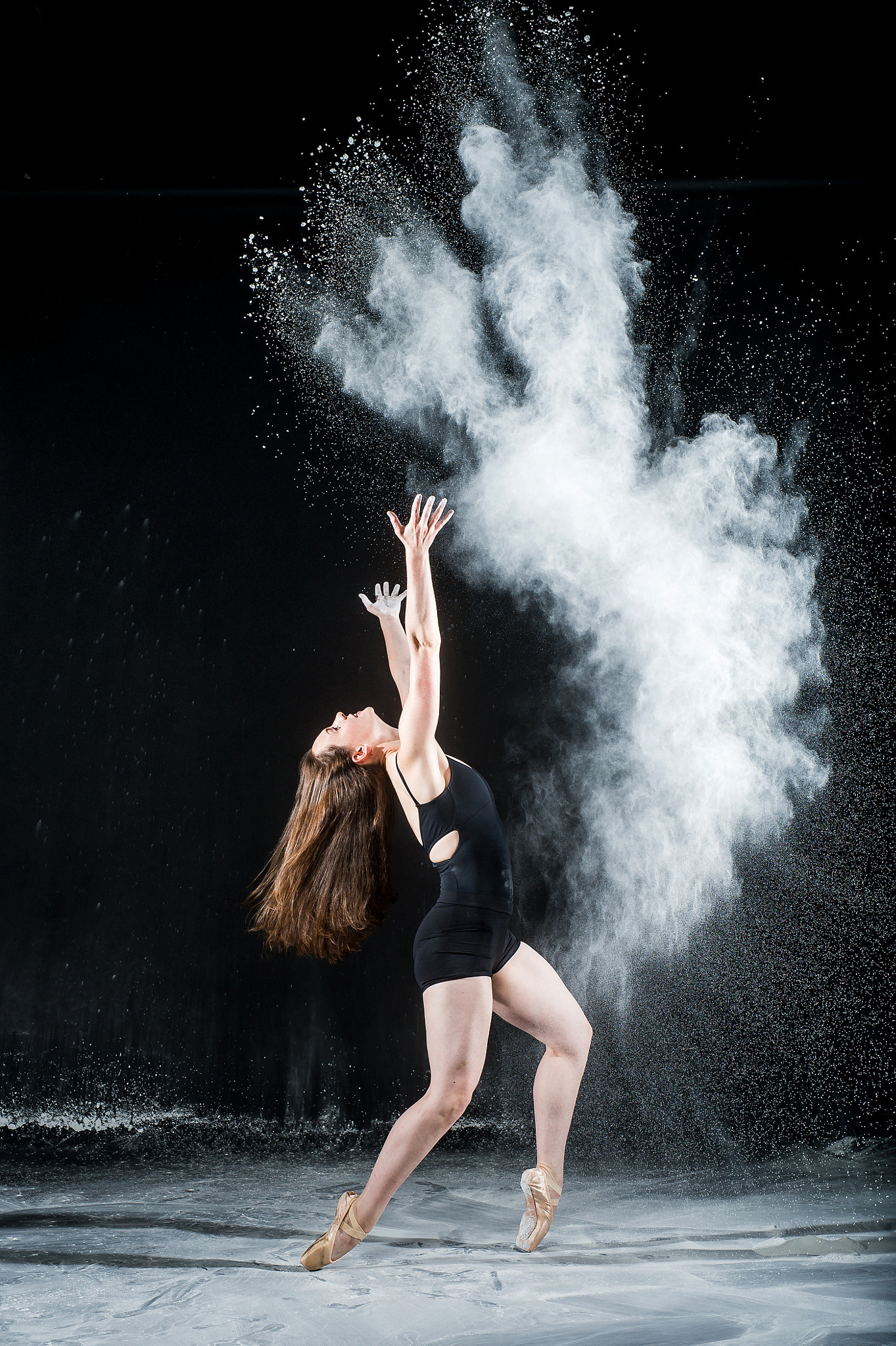 Nikon D4 + Sigma 50mm F1.4 DG HSM Art sample photo. Dancer tosses powder photography