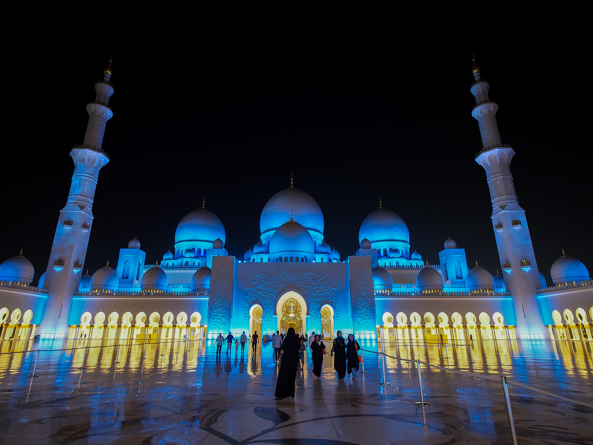 Olympus OM-D E-M5 + Olympus M.Zuiko Digital ED 7-14mm F2.8 PRO sample photo. A night in abu dhabi photography