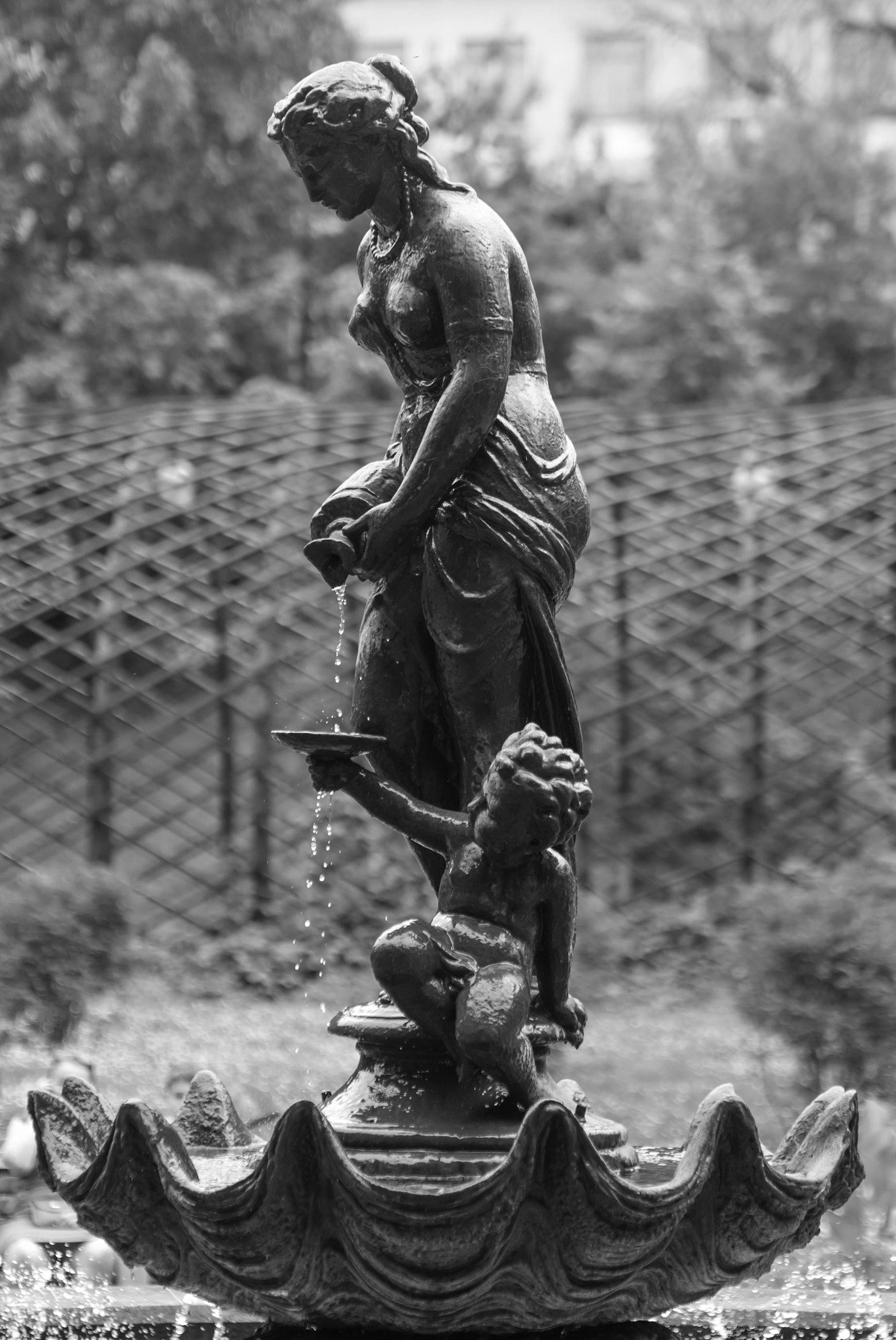 Panasonic Lumix DMC-GH4 + Olympus M.Zuiko Digital 45mm F1.8 sample photo. Fountain "girl with a jug" photography