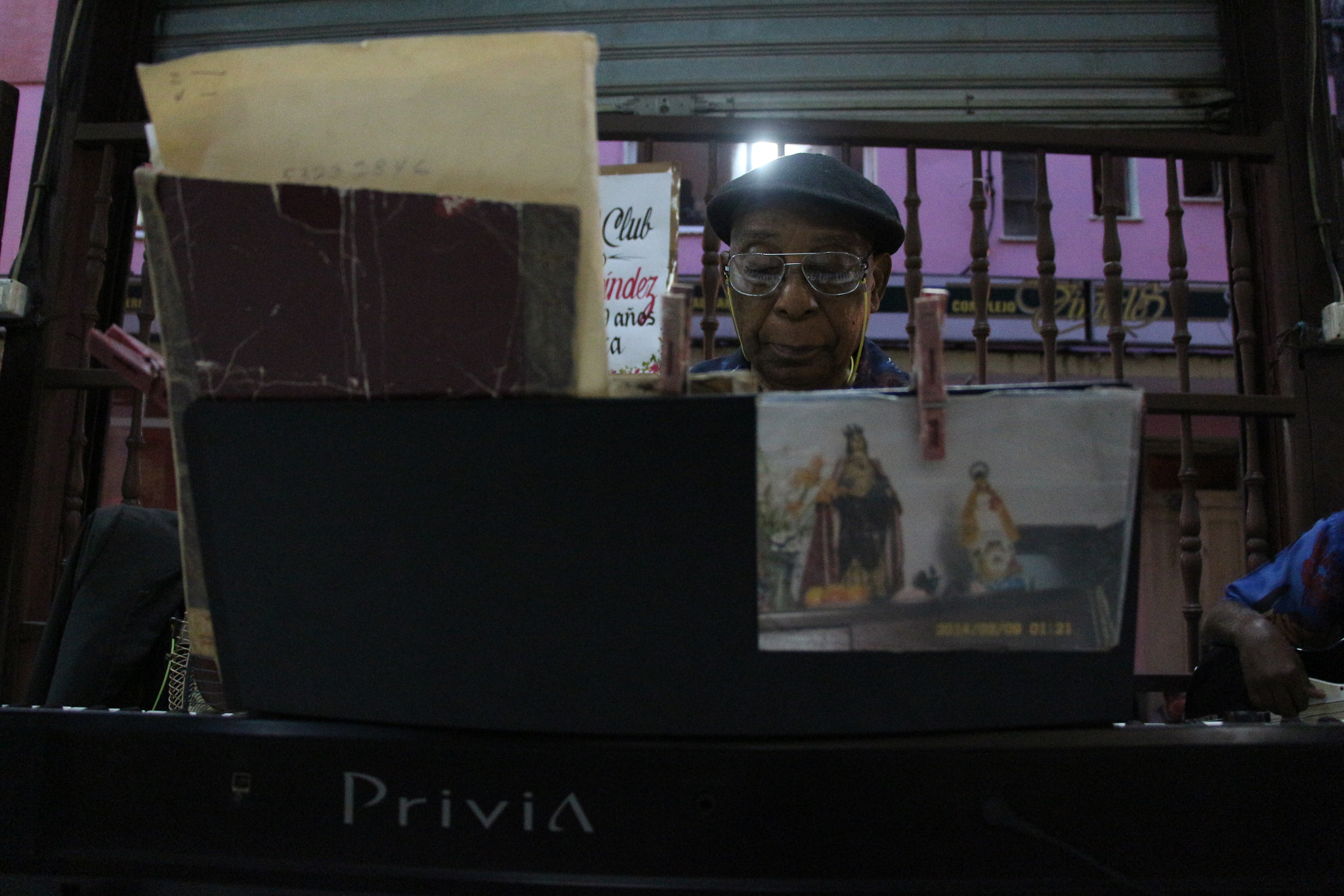 Canon EOS 650D (EOS Rebel T4i / EOS Kiss X6i) + Canon EF 50mm f/1.8 sample photo. The pianist photography